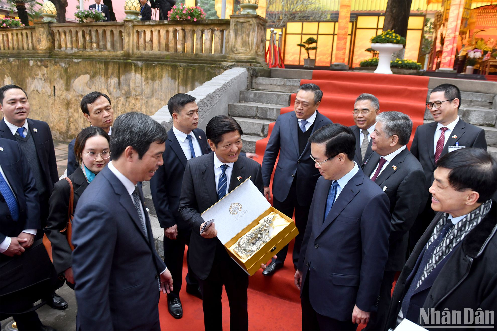 Đại diện Trung tâm Bảo tồn di sản Hoàng Thành Thăng Long Hà Nội trao quà tặng Tổng thống Philippines Ferdinand Marcos Jr.