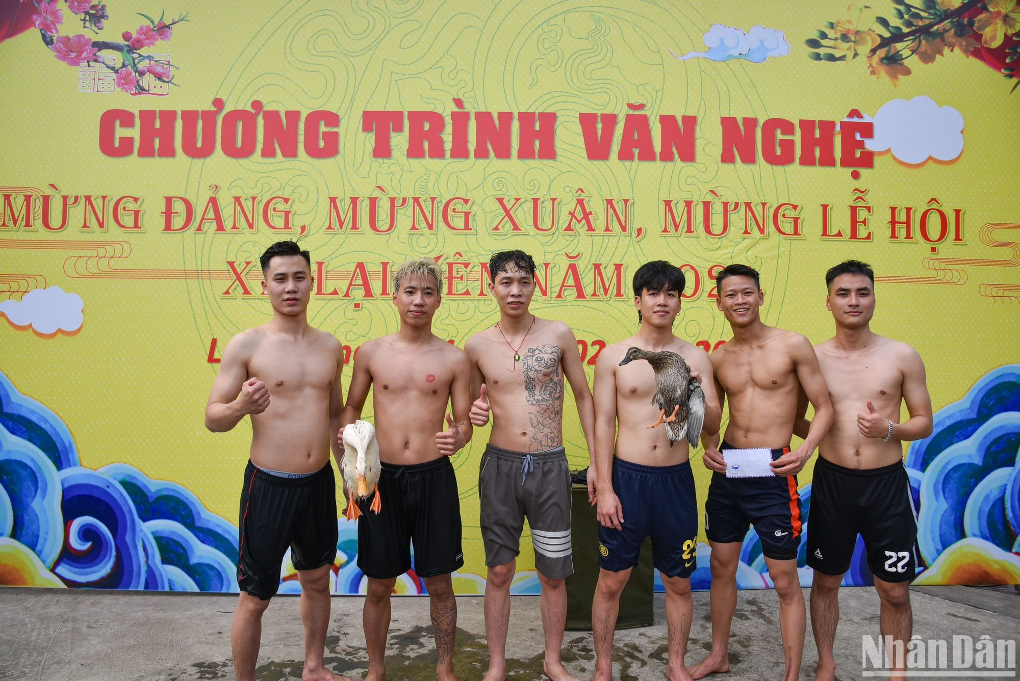 Đội chiến thắng chụp ảnh lưu niệm và nhận quà từ ban tổ chức.