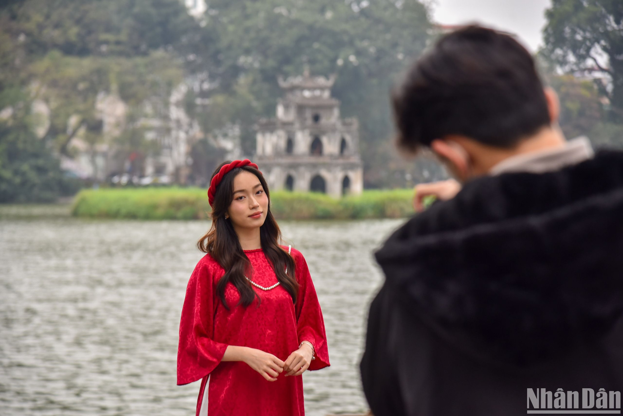 Nơi đây thu hút rất nhiều bạn trẻ diện trang phục áo dài truyền thống, chụp ảnh lưu lại khoảnh khắc Tết đến Xuân về.