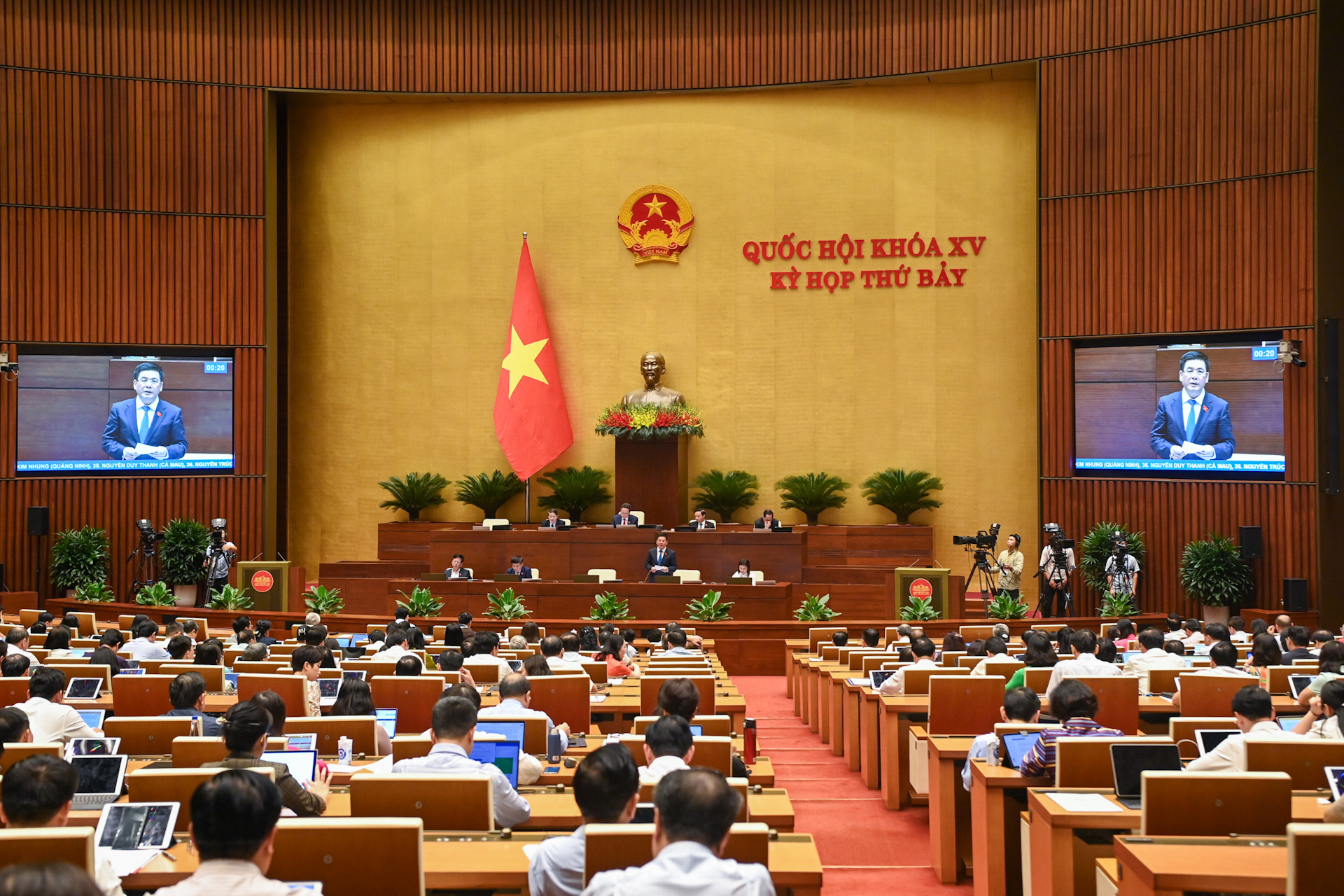 Quang cảnh phiên chất vấn và trả lời chất vấn của Bộ trưởng Công thương Nguyễn Hồng Diên tại Hội trường Diên Hồng.