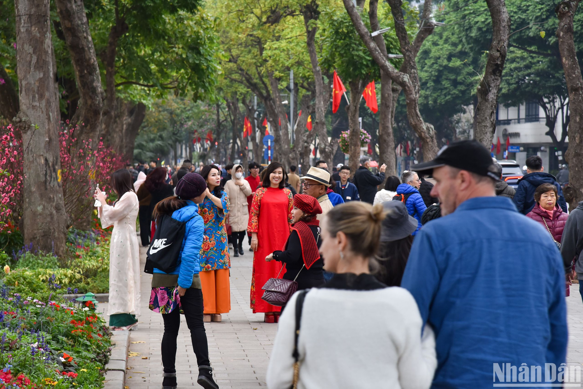Hồ Gươm cũng là một địa điểm vui chơi lý tưởng dành cho người dân trong dịp Tết Nguyên đán năm nay. UBND quận Hoàn Kiếm sẽ tạm dừng hoạt động Không gian đi bộ khu vực hồ Hoàn Kiếm và phụ cận; các tuyến phố đi bộ khu vực Phố cổ Hà Nội bắt đầu từ ngày 9/2/2024 (tức ngày 30 tháng Chạp) và mở lại từ 19 giờ ngày 23/2/2024 (tức ngày 14 tháng Giêng) để tạo điều kiện cho người dân và du khách thuận lợi di chuyển khi vui chơi trong dịp nghỉ Tết Nguyên đán Giáp Thìn năm 2024.