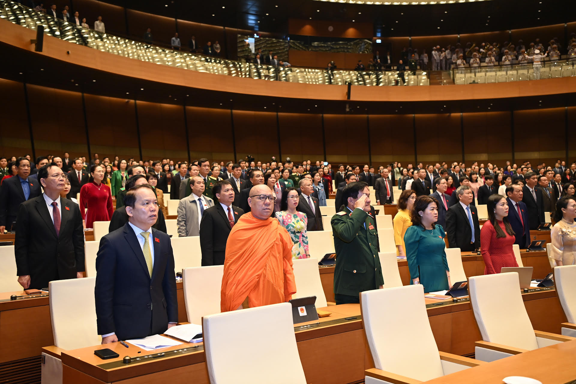 Các đại biểu Quốc hội thực hiện nghi thức chào cờ tại phiên khai mạc.