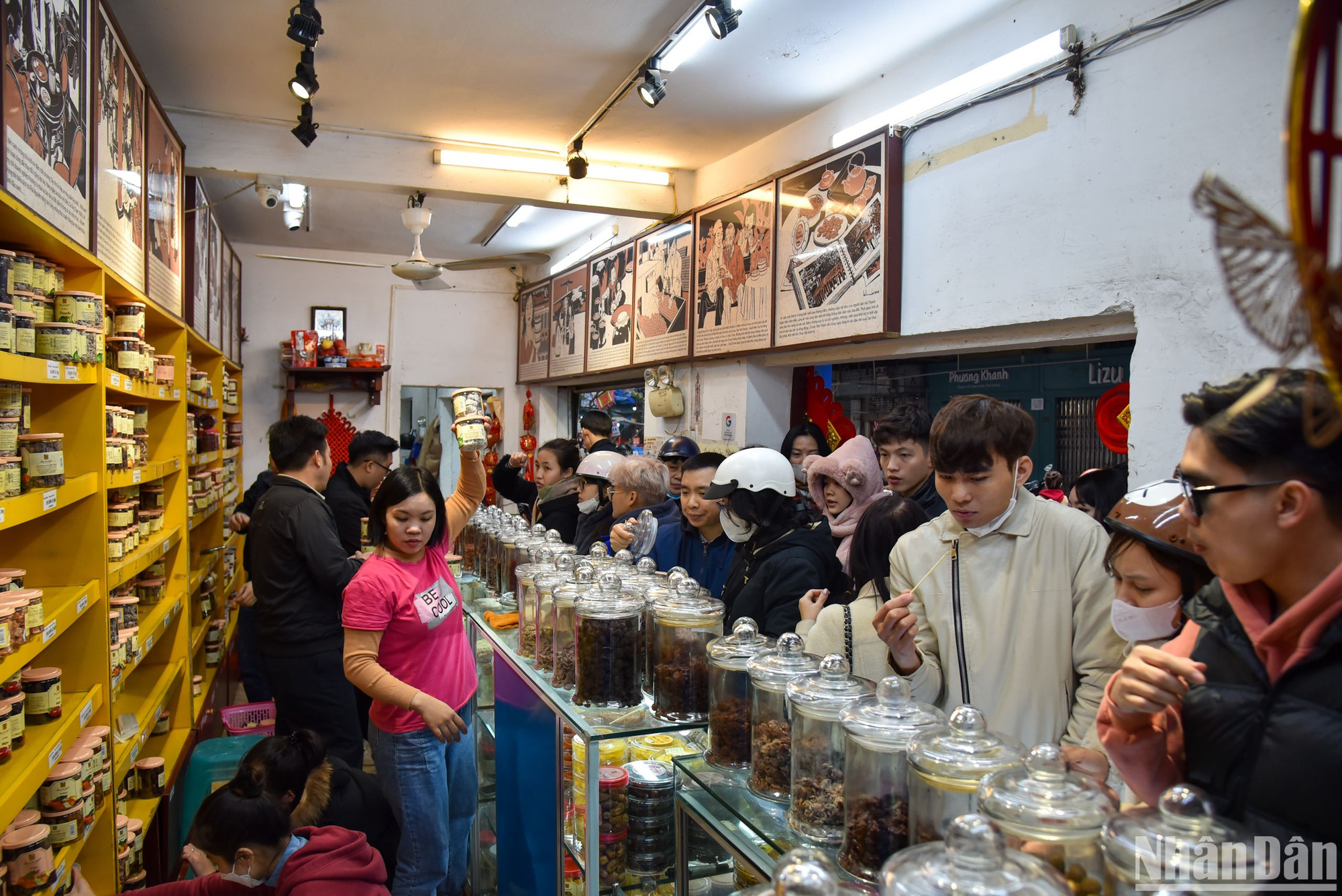 Hình ảnh người dân chen chúc mua bán ô mai, mứt Tết tại một cửa hàng trên phố Hàng Đường (Hoàn Kiếm, Hà Nội).