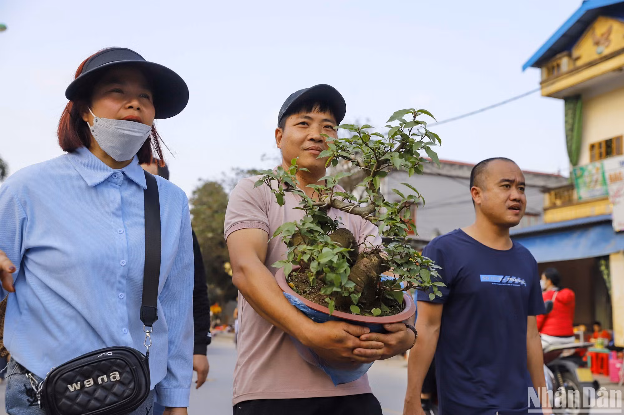 Người dân tới đây để mua những loại cây cảnh với tâm niệm "mua lấy may" nhằm thu hút tài lộc, phú quý cho bản thân và gia đình trong những ngày đầu năm mới.