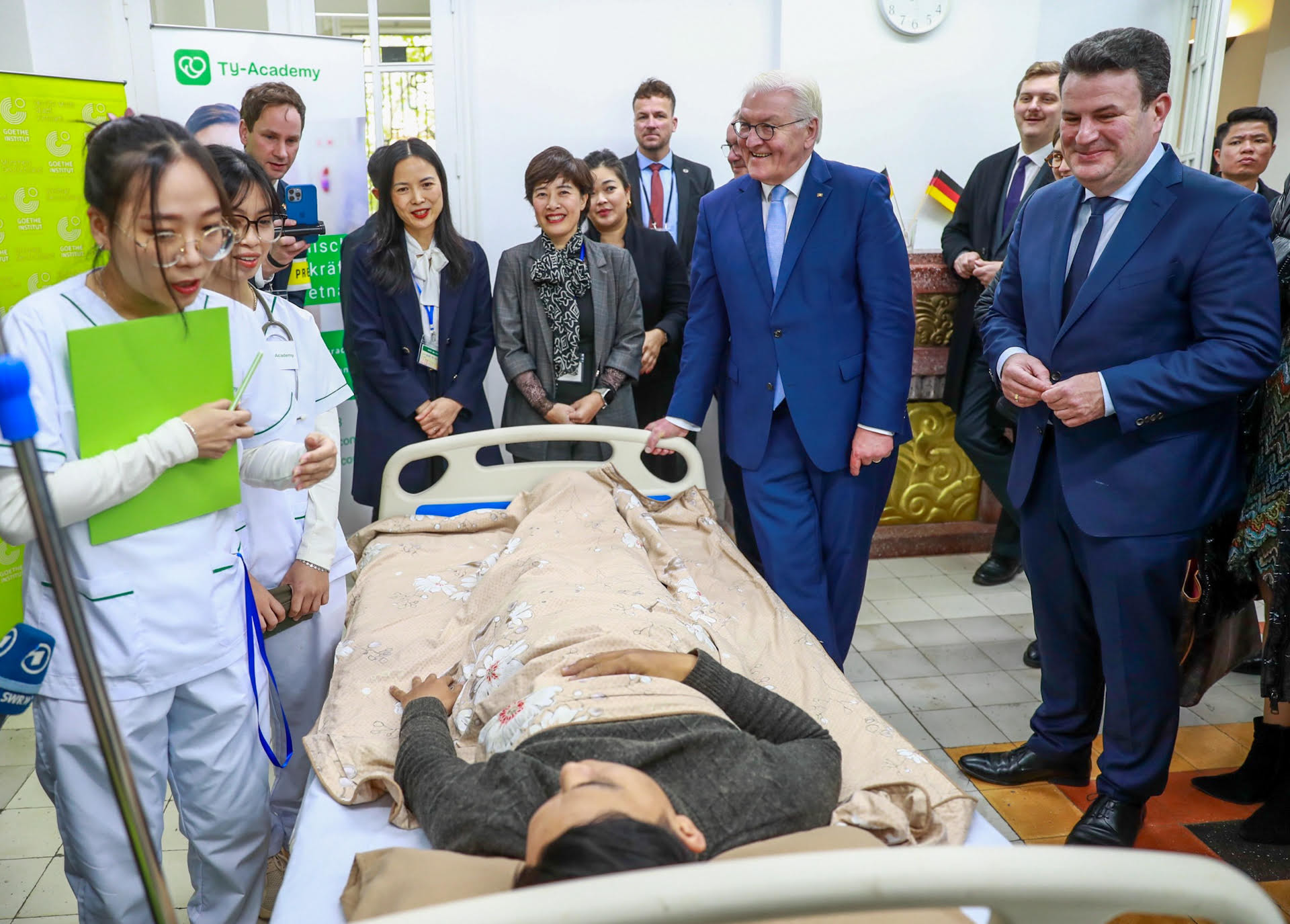 Tổng thống Cộng hòa Liên bang Đức Frank - Walter Steinmeier gặp gỡ các sinh viên, điều dưỡng tại Viện Goethe.