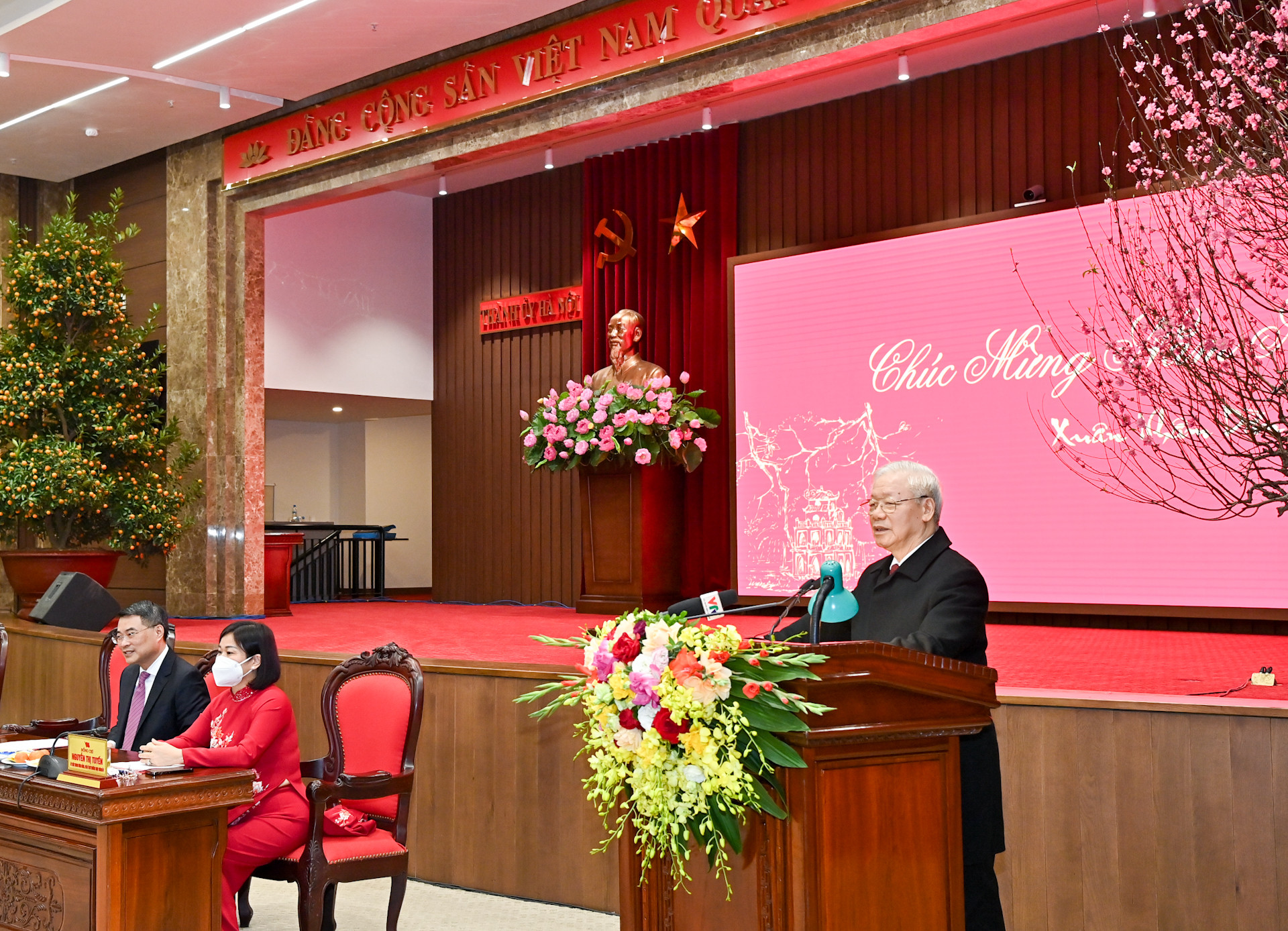 Trước thời khắc giao thừa thiêng liêng đón chờ Xuân mới Nhâm Dần 2022, tối 31/1/2022 (tức 29 Tết), Tổng Bí thư Nguyễn Phú Trọng thăm, chúc Tết Đảng bộ, chính quyền và nhân dân Thủ đô.