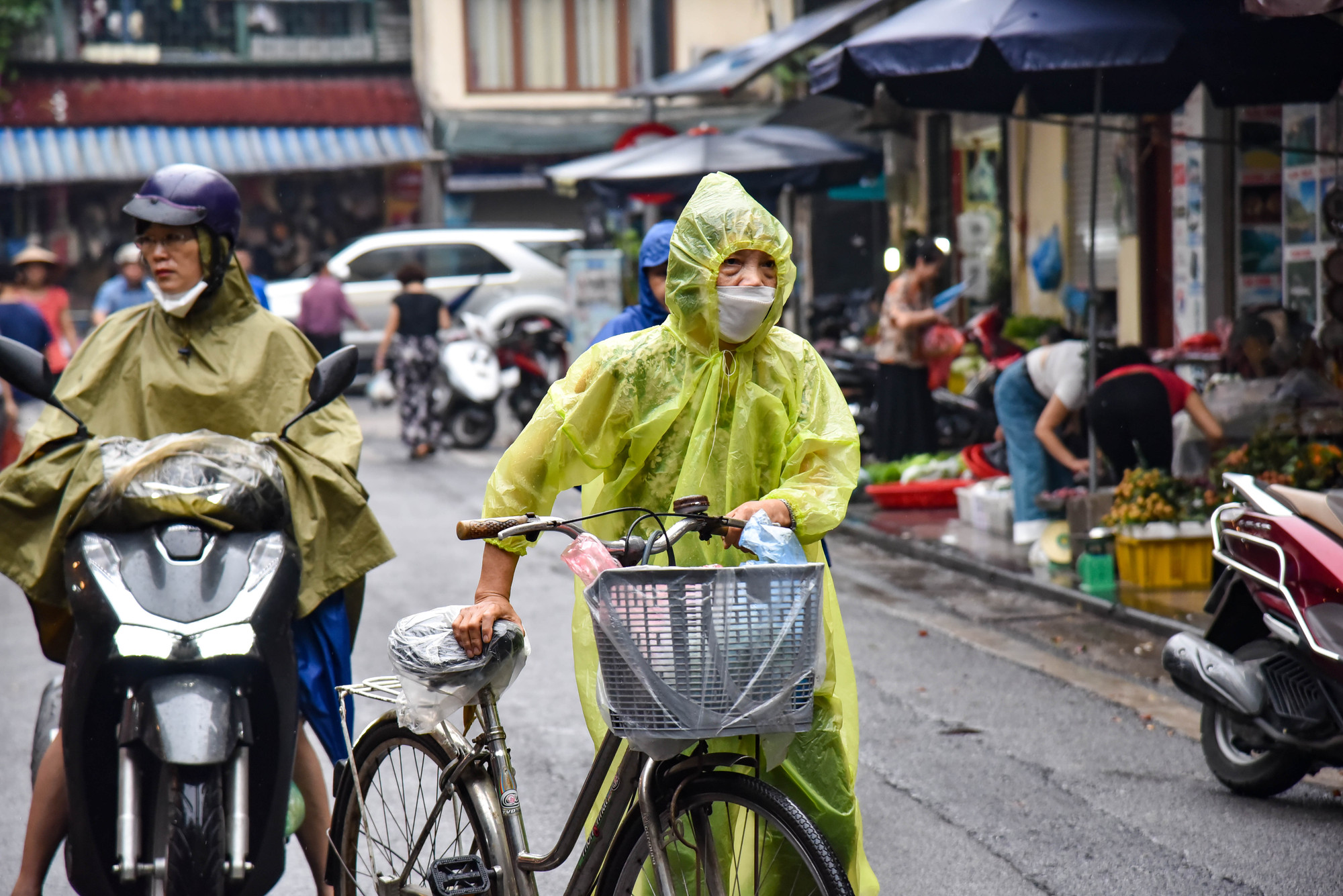 Vì Tết Đoan Ngọ năm nay rơi vào ngày thứ 2 đầu tuần nên một số người dân chọn cách đội mưa, tranh thủ đi mua sắm từ sớm để kịp giờ đi làm. Vì Tết Đoan Ngọ năm nay rơi vào ngày thứ 2 đầu tuần nên một số người dân chọn cách đội mưa, tranh thủ đi mua sắm từ sớm để kịp giờ đi làm.
