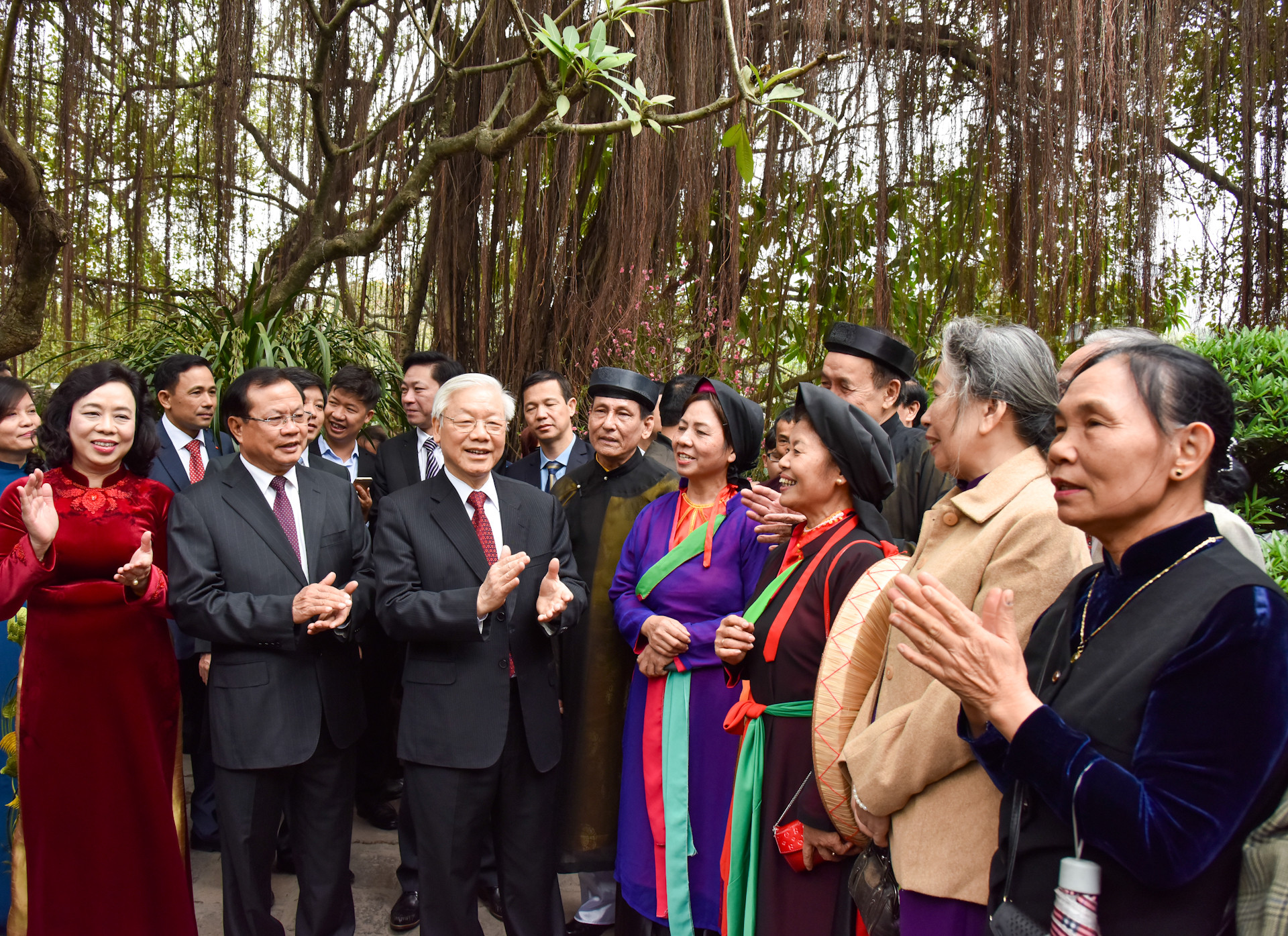 Tổng Bí thư Nguyễn Phú Trọng chúc Tết nhân dân đang vui xuân bên đền Ngọc Sơn.