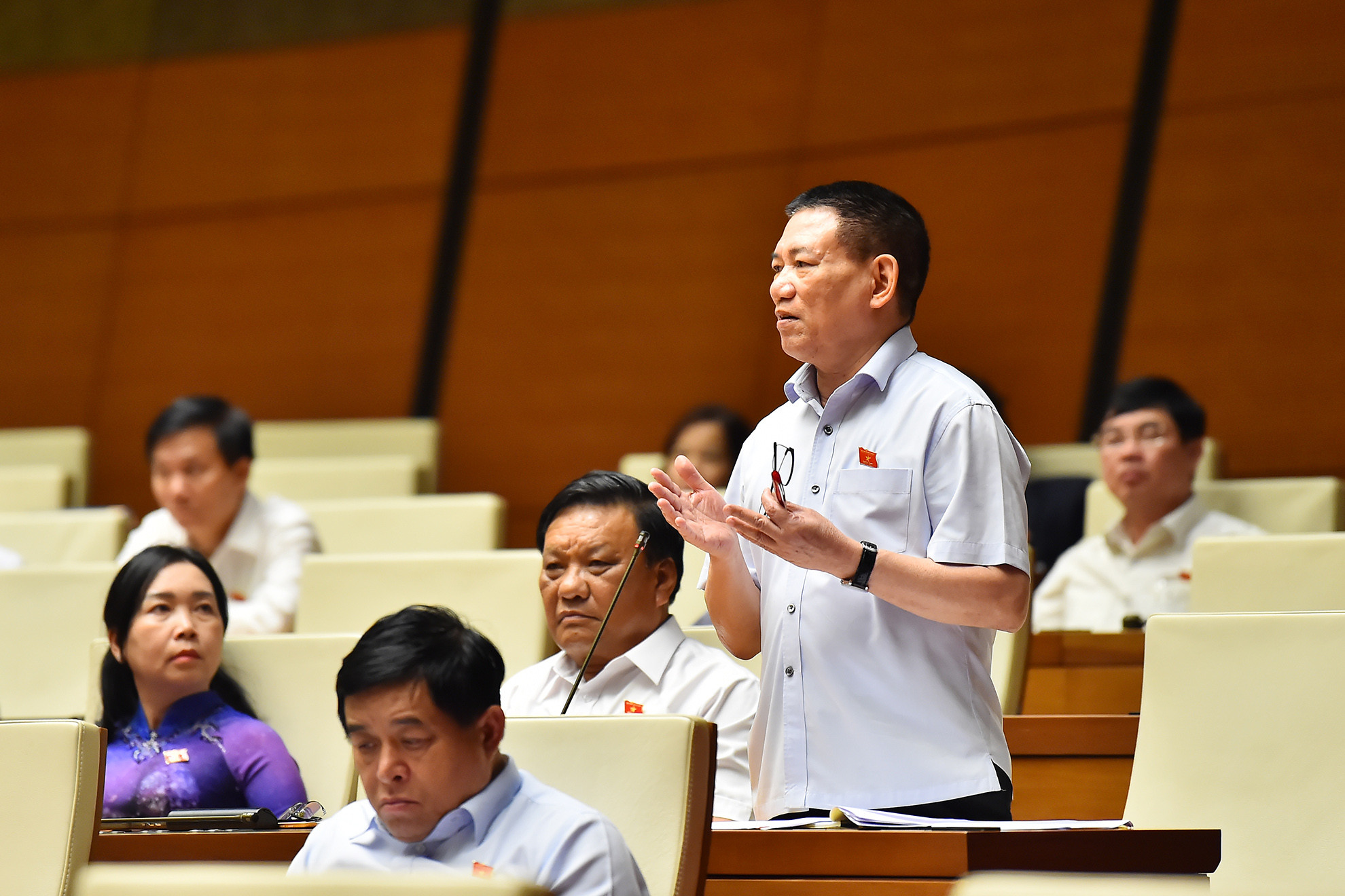 Bộ trưởng Tài chính Hồ Đức Phớc tham gia trả lời chất vấn các đại biểu Quốc hội liên quan đến lĩnh vực phụ trách.