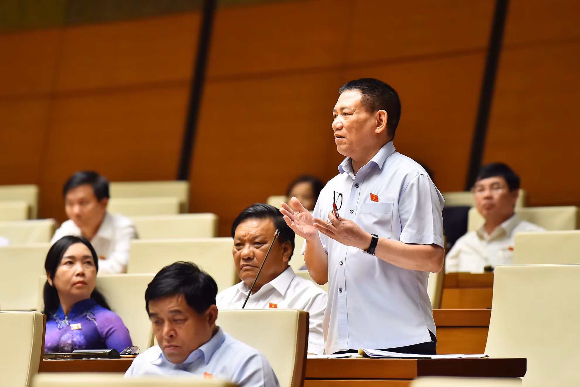 Bộ trưởng Tài chính Hồ Đức Phớc tham gia trả lời chất vấn các đại biểu Quốc hội liên quan đến lĩnh vực phụ trách.