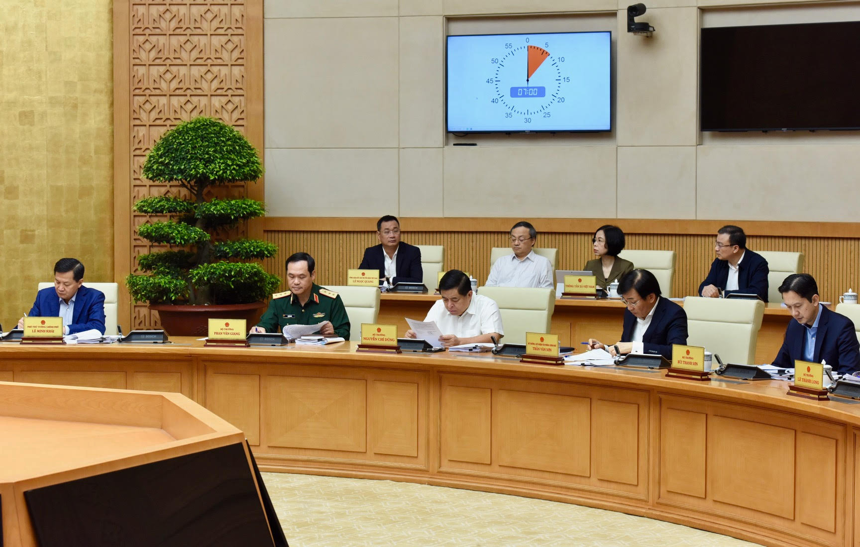 Phó Thủ tướng Chính phủ và lãnh đạo các bộ, ban ngành tham dự phiên họp.