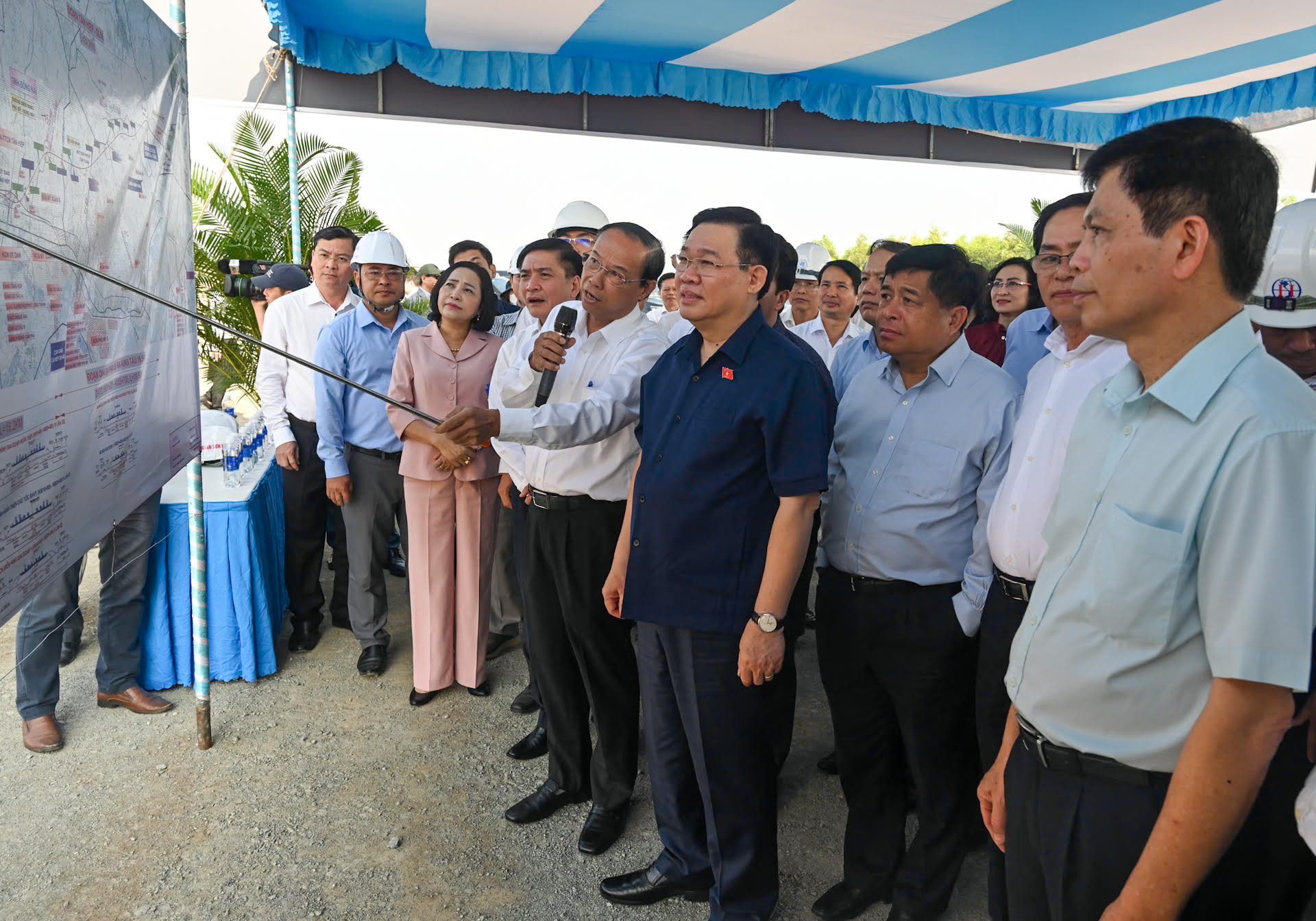 Chủ tịch Quốc hội Vương Đình Huệ nghe báo cáo về tiến độ thi công Dự án.