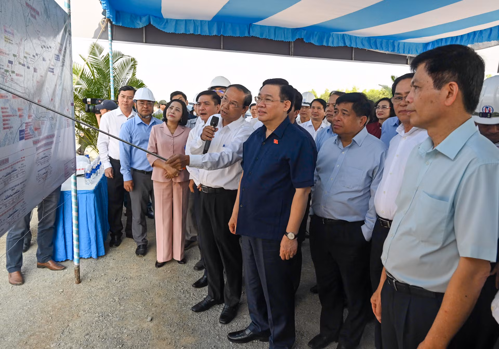 Chủ tịch Quốc hội Vương Đình Huệ nghe báo cáo về tiến độ thi công Dự án.