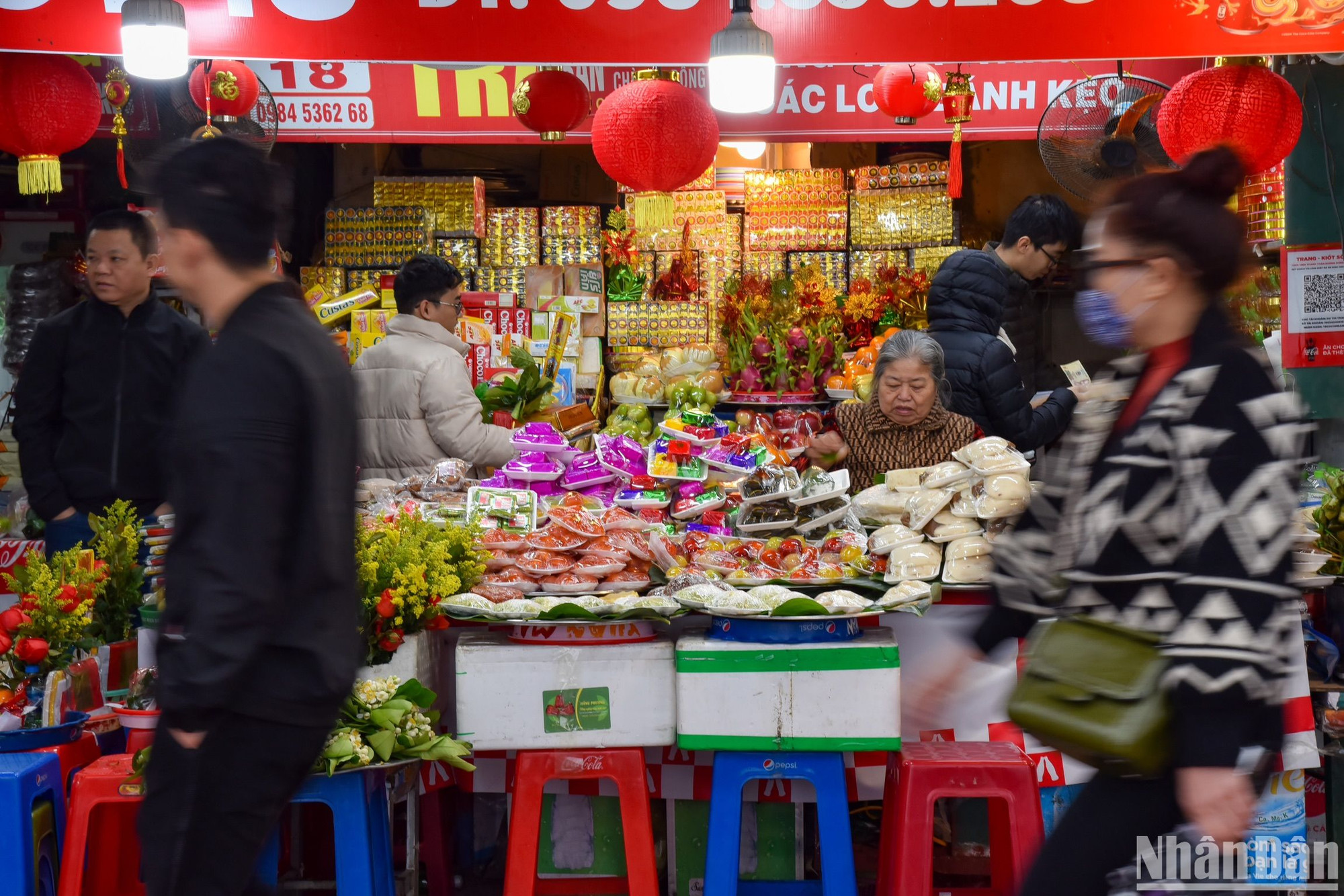 Phía bên trong Phủ, nhiều mặt hàng đồ lễ được bày bán nhằm phục vụ nhu cầu dâng lễ của người dân.