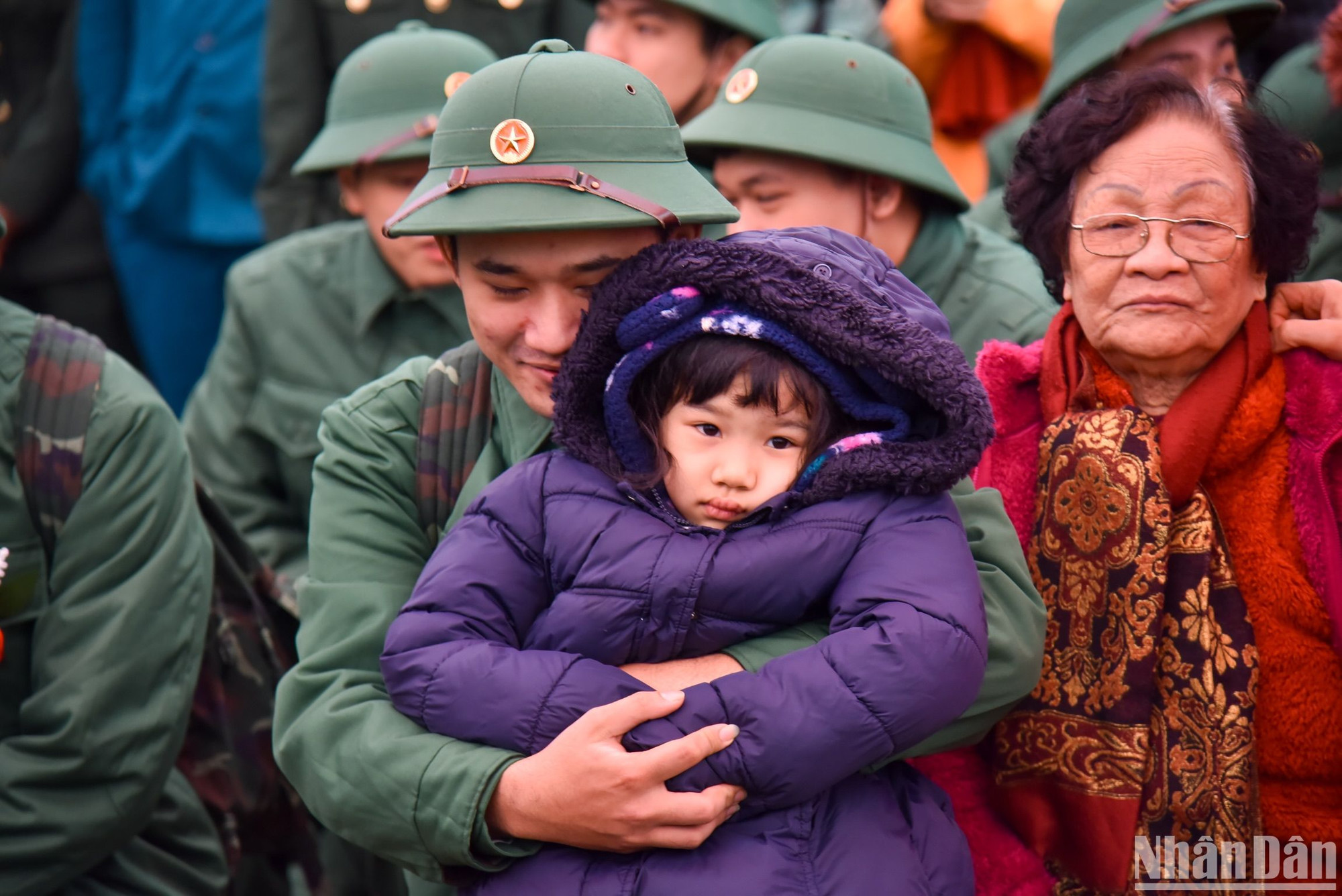 Tân binh Ngô Thái Dương ôm em gái của mình vào lòng, dặn dò ở nhà hãy cố gắng học hành thật tốt, nghe lời ông bà và bố mẹ chờ ngày anh trở về.