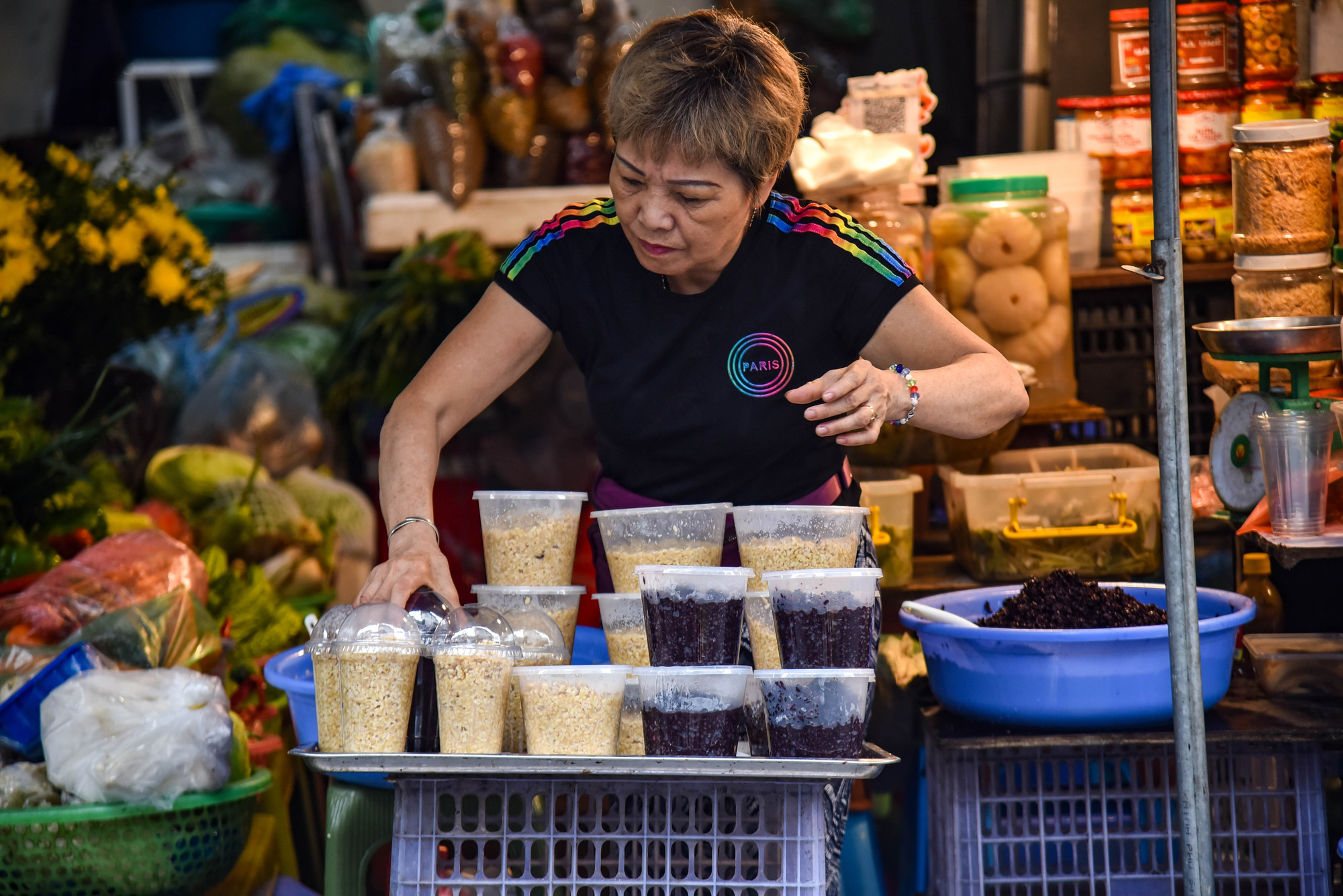 Có hai loại rượu nếp chính đó là rượu nếp cái và rượu nếp cẩm được người bán hàng đóng hộp cẩn thận, chia thành từng hộp to nhỏ khác nhau tùy vào nhu cầu của người mua. Có hai loại rượu nếp chính đó là rượu nếp cái và rượu nếp cẩm được người bán hàng đóng hộp cẩn thận, chia thành từng hộp to nhỏ khác nhau tùy vào nhu cầu của người mua.