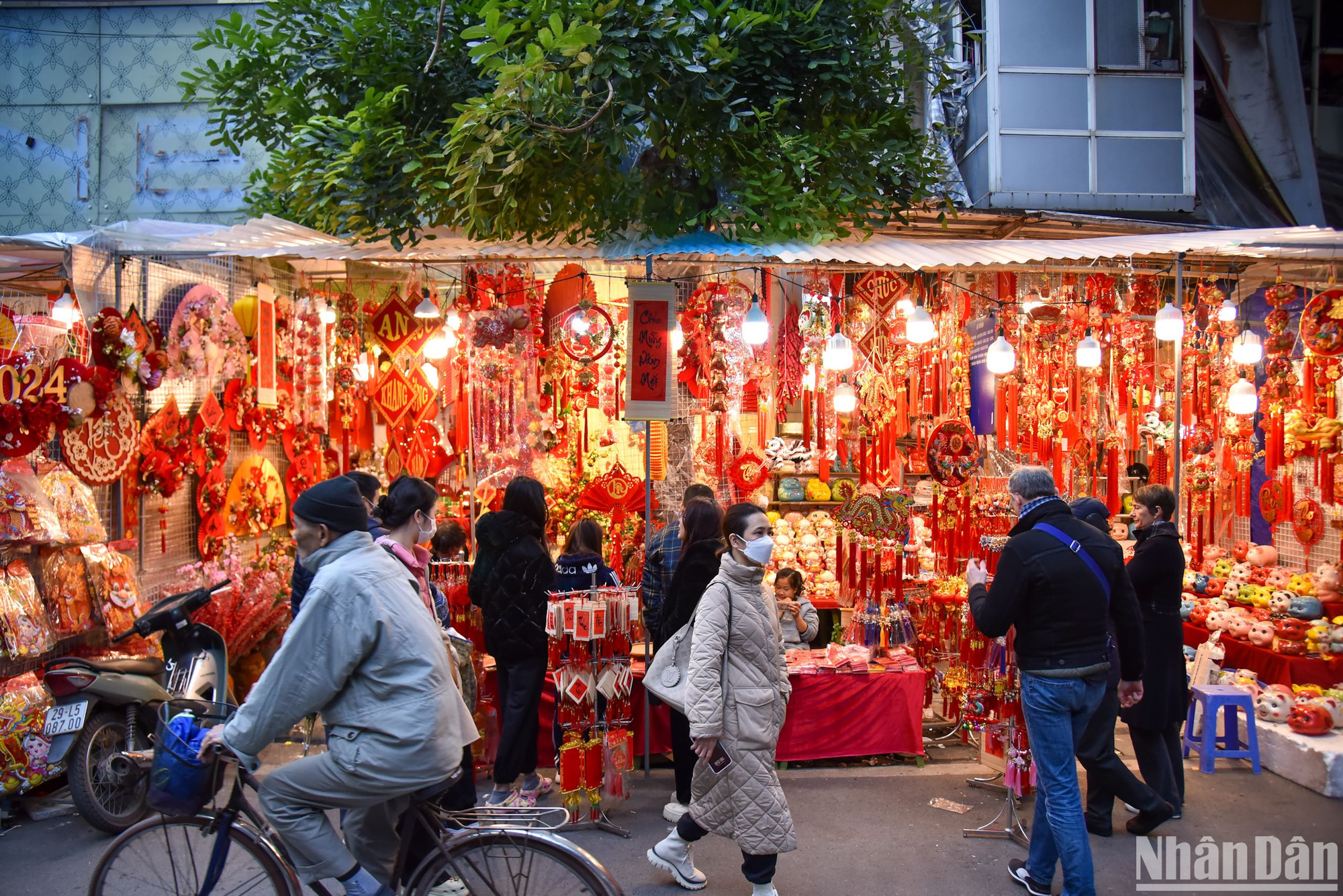 Khung cảnh người mua, người bán nhộn nhịp thường thấy trên con phố Hàng Lược.