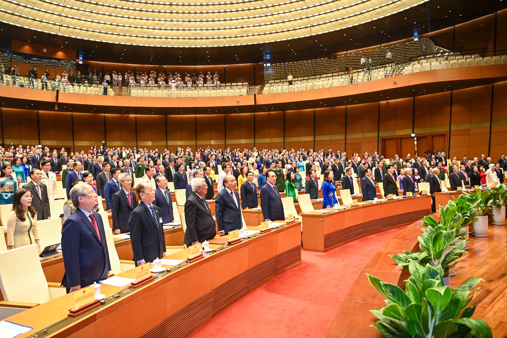 Các đồng chí lãnh đạo, nguyên lãnh đạo Đảng, Nhà nước và đại biểu Quốc hội thực hiện nghi lễ chào cờ tại phiên khai mạc Kỳ họp thứ 7, Quốc hội khóa XV.