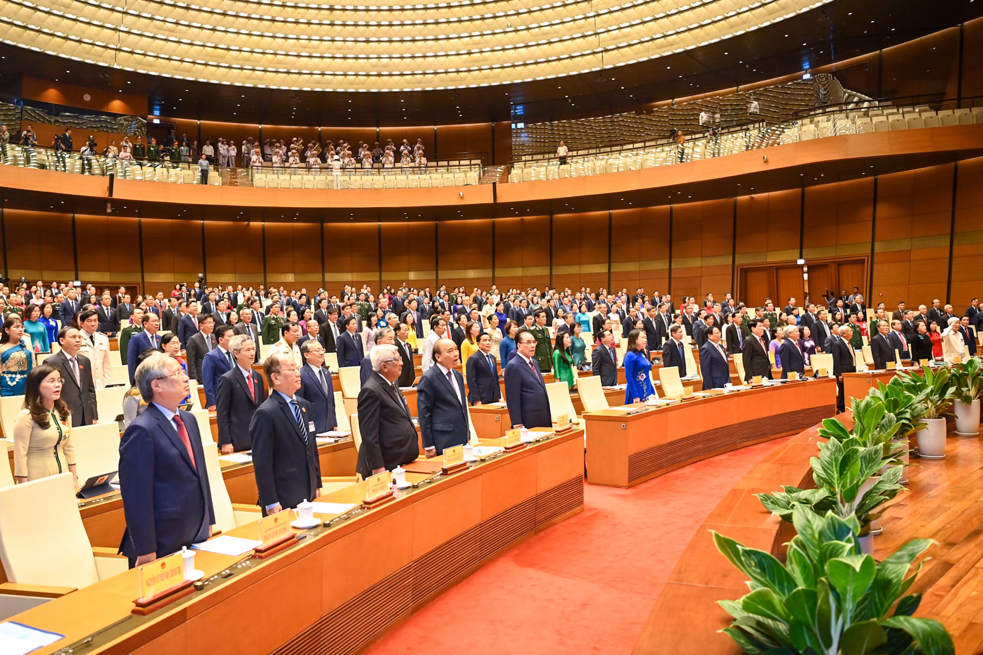 Các đồng chí lãnh đạo, nguyên lãnh đạo Đảng, Nhà nước và đại biểu Quốc hội thực hiện nghi lễ chào cờ tại phiên khai mạc Kỳ họp thứ 7, Quốc hội khóa XV.