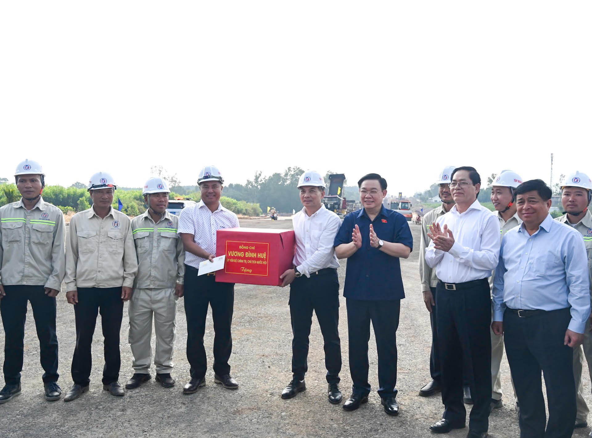Chủ tịch Quốc hội Vương Đình Huệ tặng quà cho nhà thầu, đơn vị thi công Dự án.