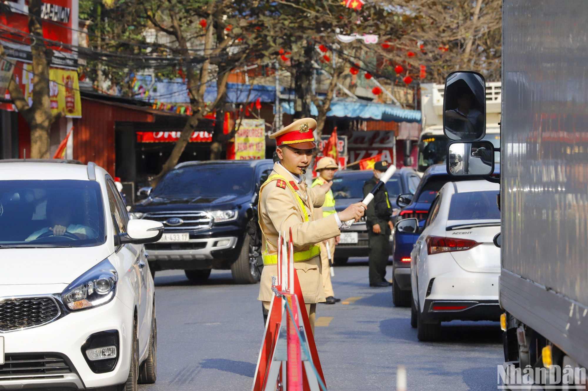 Theo Ủy ban nhân dân huyện Vụ Bản, hôm nay lực lượng chức năng tổ chức duy trì 61 camera an ninh, đồng thời điều động hơn 500 cán bộ công an xã, huyện, tỉnh trong đó có 150 cán bộ chiến sĩ làm nhiệm vụ phân luồng giao thông, bảo đảm việc di chuyển tới chợ Viềng của du khách được thuận lợi.