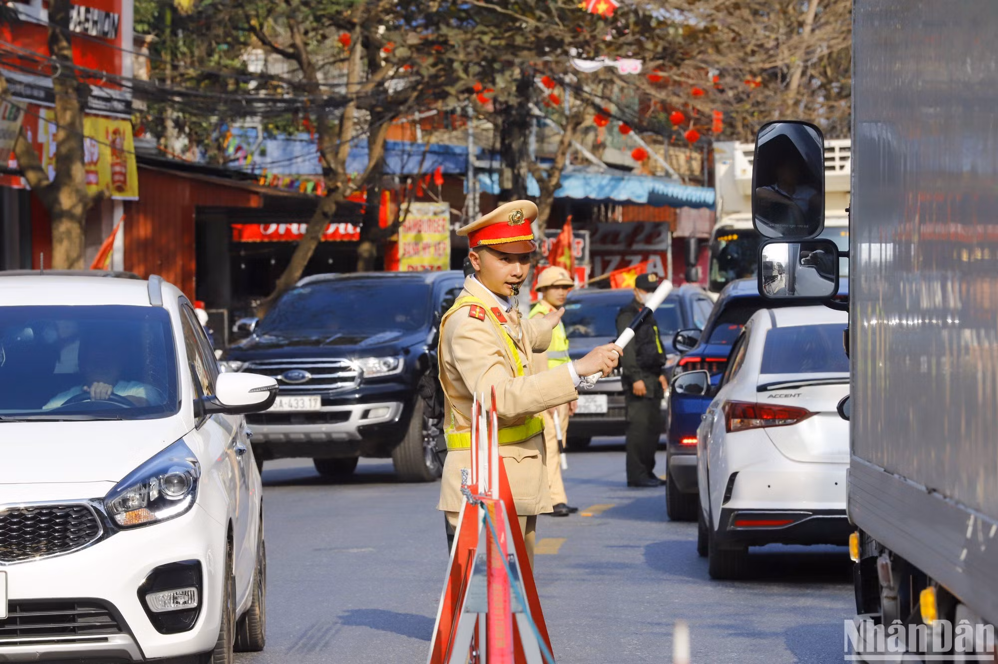 Theo Ủy ban nhân dân huyện Vụ Bản, hôm nay lực lượng chức năng tổ chức duy trì 61 camera an ninh, đồng thời điều động hơn 500 cán bộ công an xã, huyện, tỉnh trong đó có 150 cán bộ chiến sĩ làm nhiệm vụ phân luồng giao thông, bảo đảm việc di chuyển tới chợ Viềng của du khách được thuận lợi.