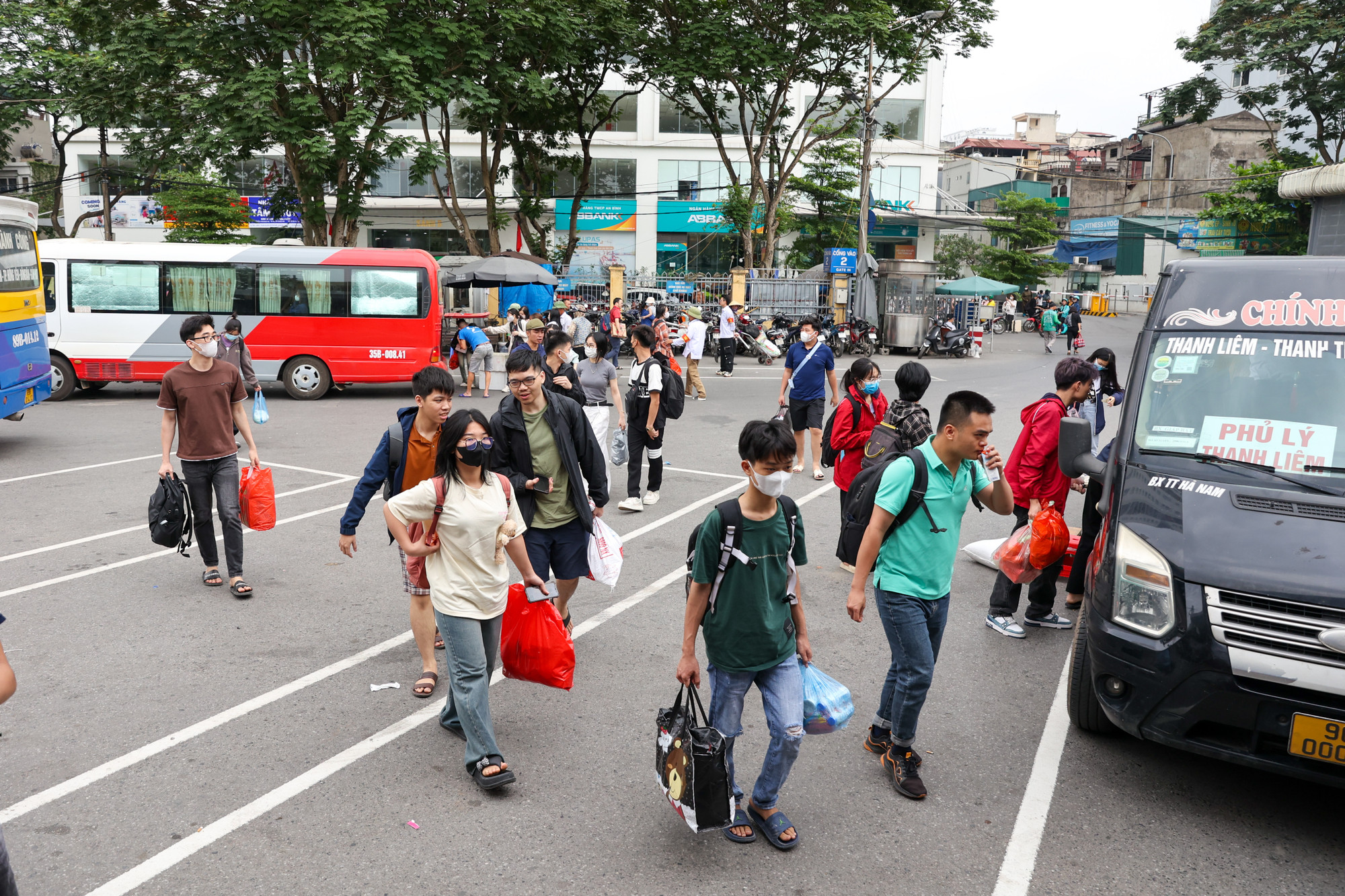 Theo ghi nhận của phóng viên, lượng hành khách từ xe xuống bến tăng đột biến trong chiều ngày hôm nay (1/5). Hành khách đa phần là sinh viên và người lao động quay trở lại Hà Nội để sẵn sàng cho ngày đi học, làm việc sau kỳ nghỉ lễ. Theo ghi nhận của phóng viên, lượng hành khách từ xe xuống bến tăng đột biến trong chiều ngày hôm nay (1/5). Hành khách đa phần là sinh viên và người lao động quay trở lại Hà Nội để sẵn sàng cho ngày đi học, làm việc sau kỳ nghỉ lễ.