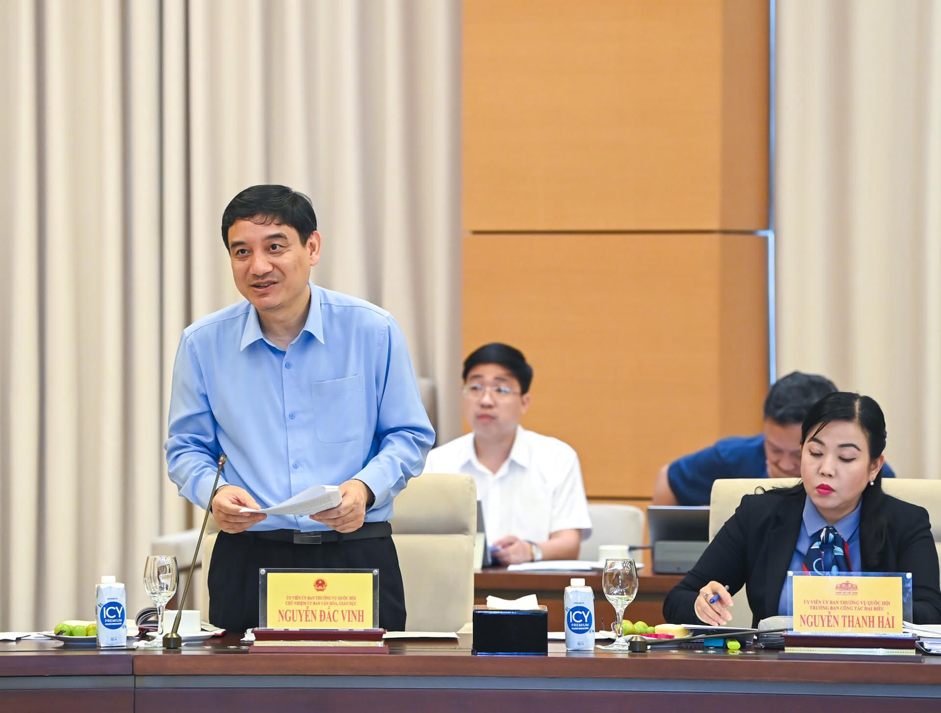 Chủ nhiệm Ủy ban Văn hoá, Giáo dục Nguyễn Đắc Vinh trình bày báo cáo tại buổi làm việc.