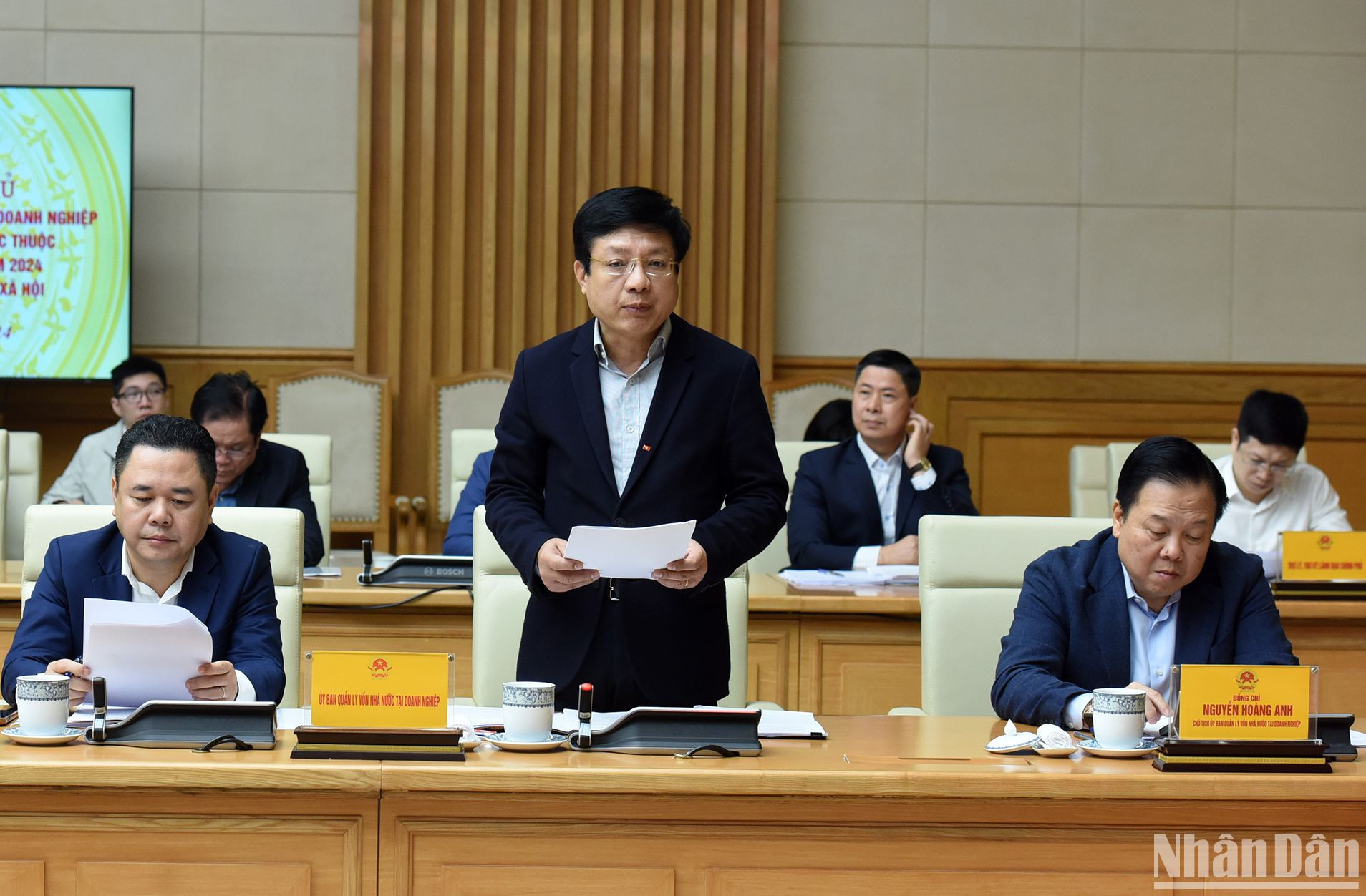 Phó Chủ tịch Ủy ban Quản lý vốn Nhà nước tại doanh nghiệp Hồ Sỹ Hùng báo cáo tình hình sản xuất, kinh doanh. Phó Chủ tịch Ủy ban Quản lý vốn Nhà nước tại doanh nghiệp Hồ Sỹ Hùng báo cáo tình hình sản xuất, kinh doanh.