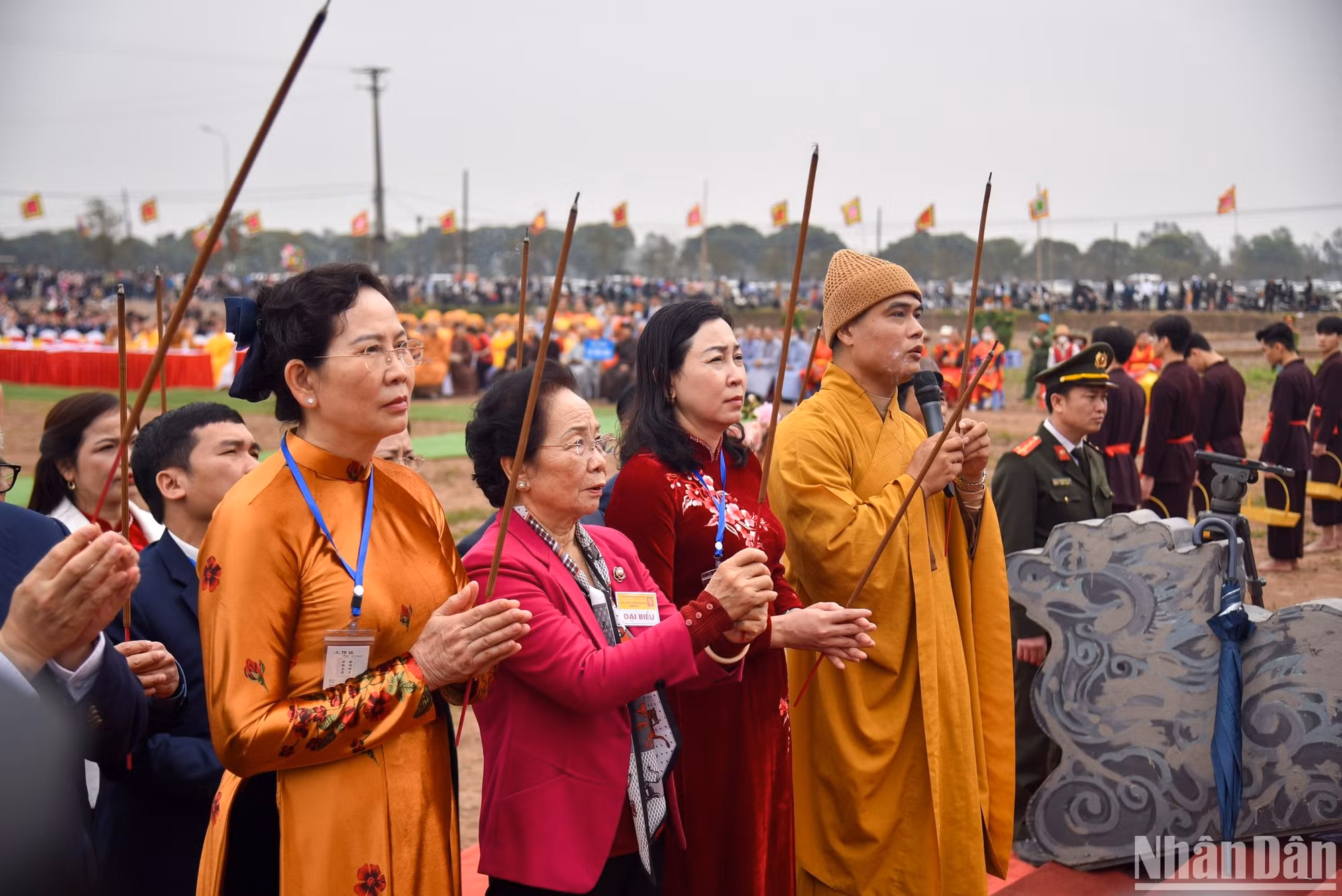 Các đại biểu thực hiện nghi lễ tâm linh tại lễ hội. Các đại biểu thực hiện nghi lễ tâm linh tại lễ hội.
