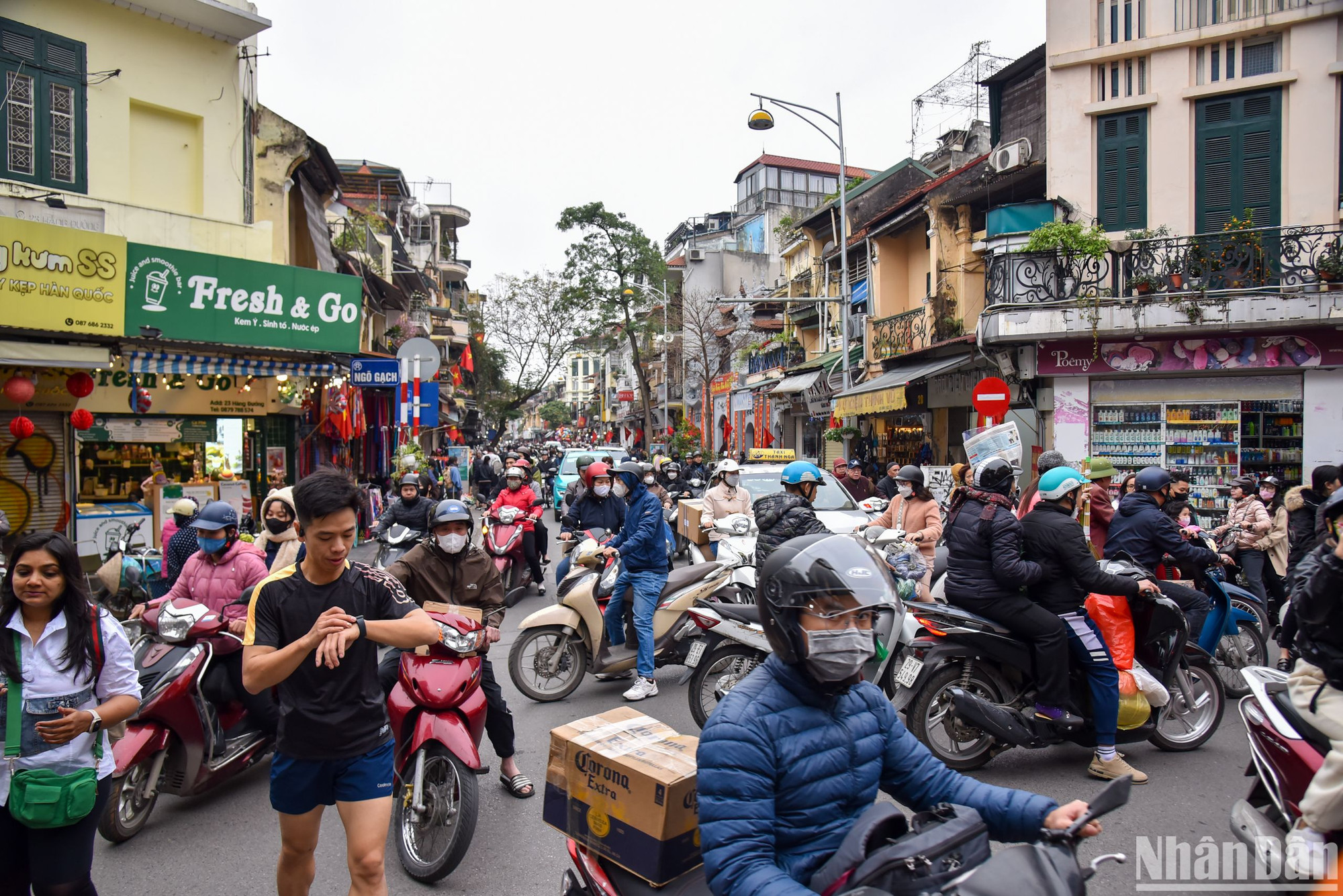 Những ngày giáp Tết, những con phố lớn nhỏ của Hà Nội luôn chật kín người và phương tiện di chuyển.