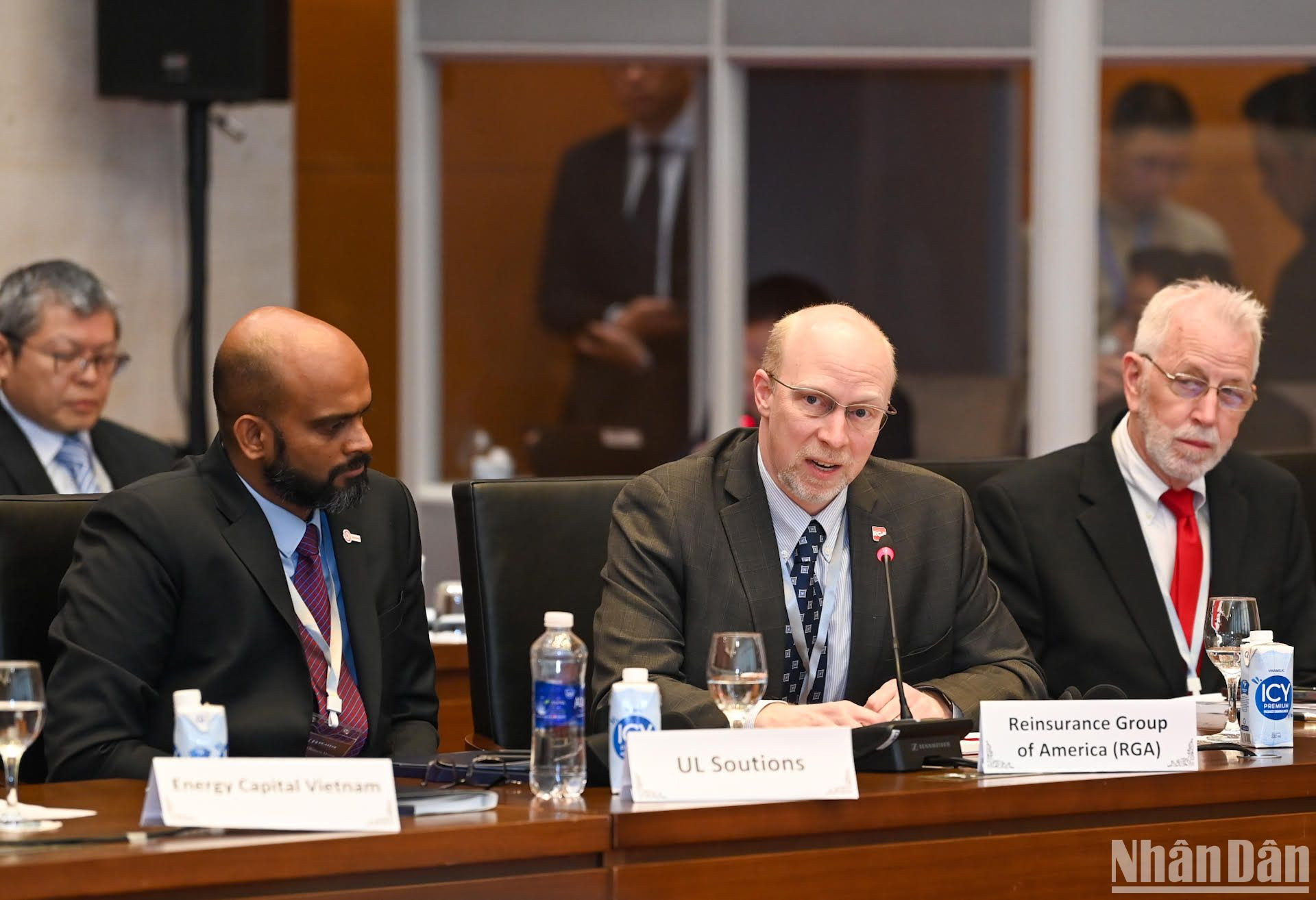 Đại diện Reinsurance Group of America (RGA) phát biểu tại cuộc làm việc.