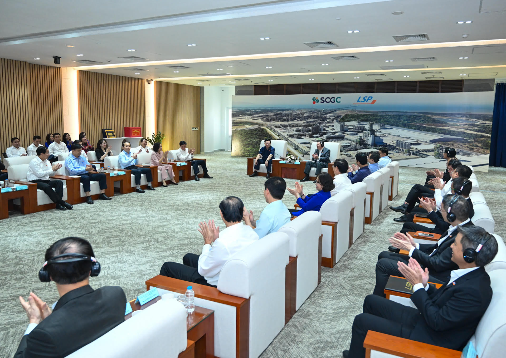 Quang cảnh buổi làm việc với Dự án Tổ hợp hóa dầu Long Sơn.