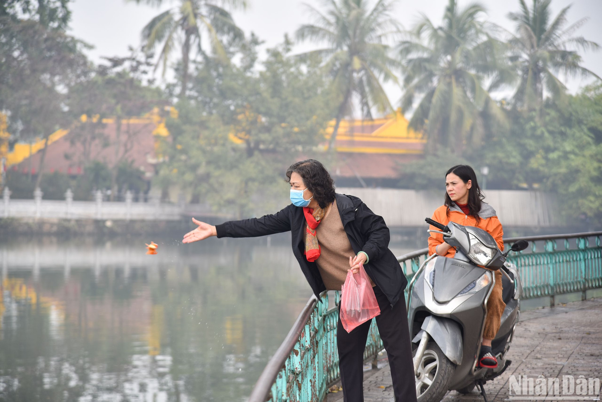 Bên cạnh đó vẫn còn những hình ảnh chưa đẹp, ném trực tiếp cá xuống hồ. Cá khi bị ném xuống đa phần không thể sống sót được, vì vậy đây là cách làm sai và phản tác dụng. Những hành động trên khiến việc thả cá chép phóng sinh là một việc thiện, nhiều công đức trở thành việc không thiện lành như mong muốn.