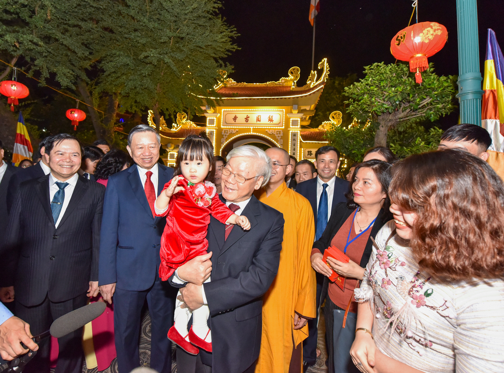 Tổng Bí thư, Chủ tịch nước Nguyễn Phú Trọng với người dân Thủ đô trong đêm Giao thừa tại chùa Trấn Quốc.