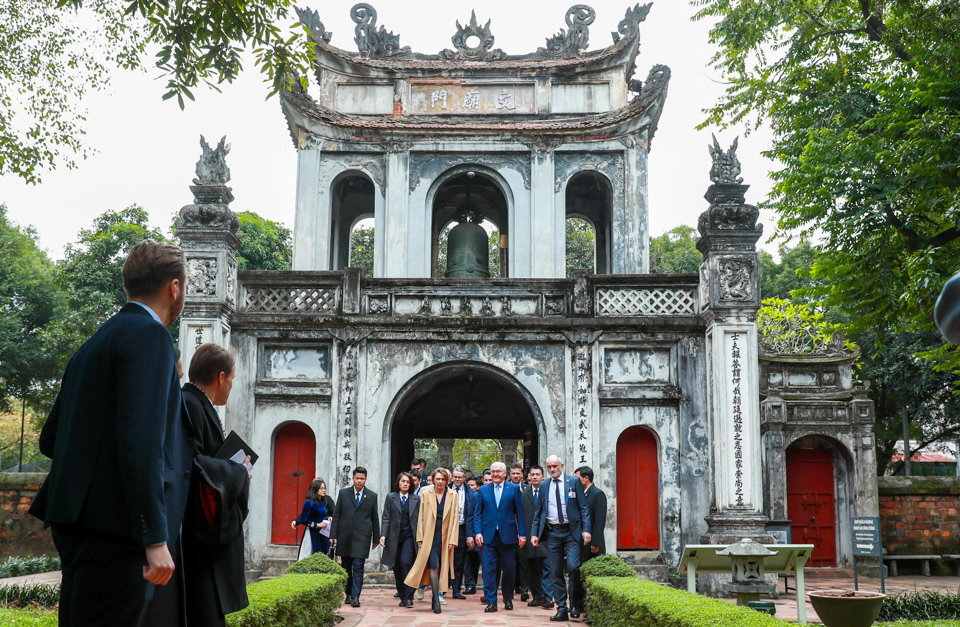  Tổng thống Cộng hoà Liên bang Đức Frank - Walter Steinmeier và Phu nhân cùng đoàn đại biểu cấp cao Cộng hòa Liên bang Đức thăm Văn Miếu - Quốc Tử Giám.