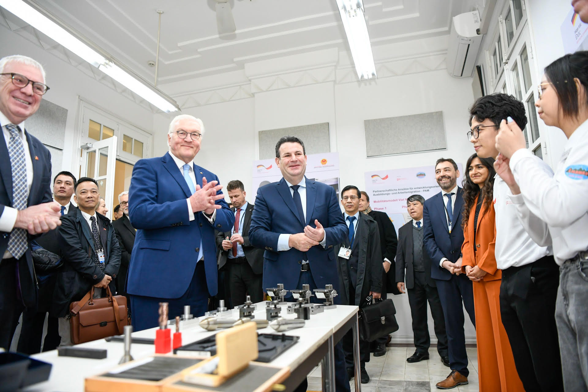 Tổng thống Cộng hòa Liên bang Đức Frank- Walter Steinmeier trao đổi với các sinh viên và học viên tại Viện Goethe.