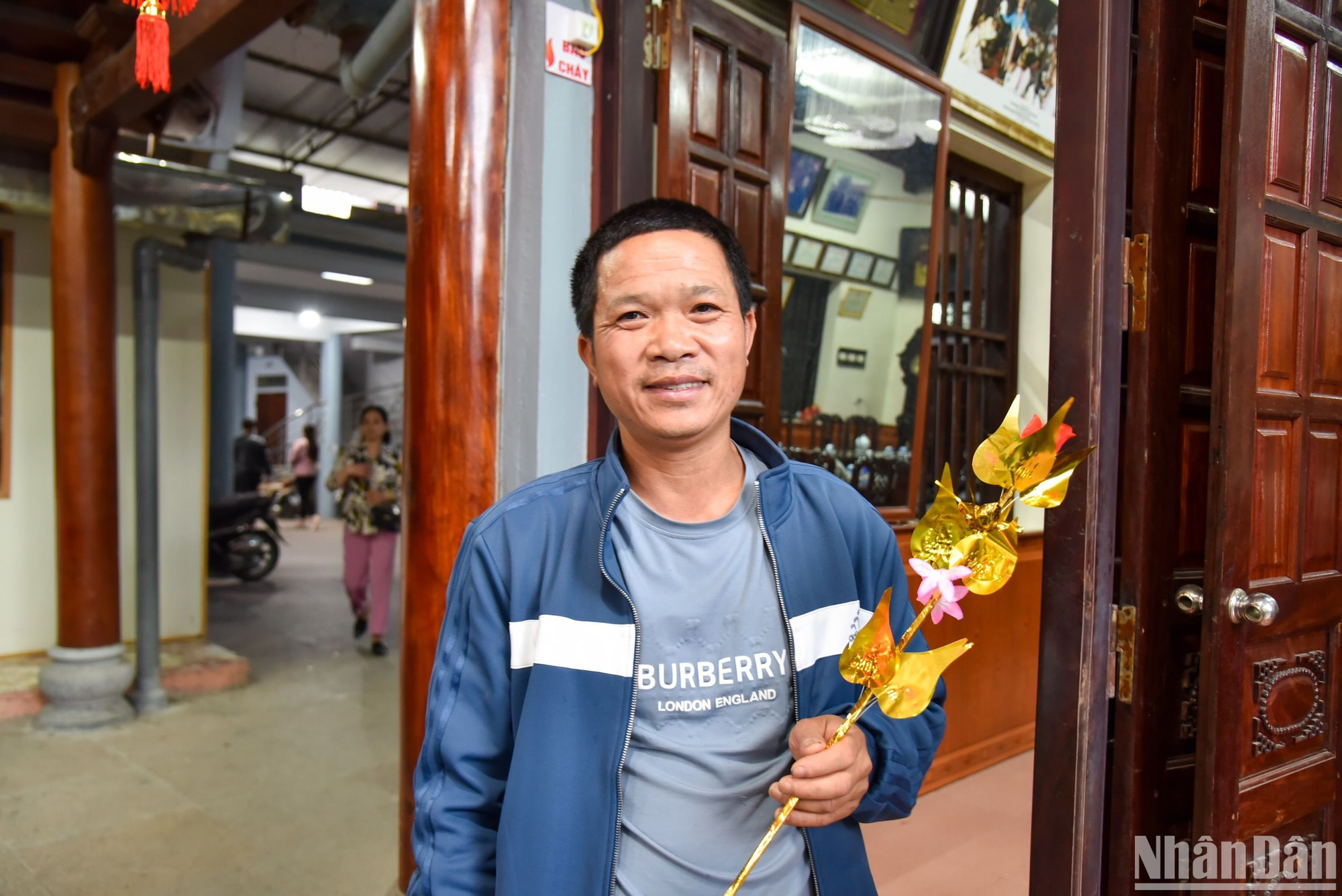 Anh Nguyễn Thi Tuyển (xã Hồng Quang, tỉnh Nam Định) chia sẻ: "Năm nay tôi cùng gia đình đến với Phủ Dầy để cầu may, lấy lộc đầu năm. Hôm nay tại Phủ Chính rất đông đúc và náo nhiệt, tôi phải chen chúc mãi mới đi được hết một vòng."