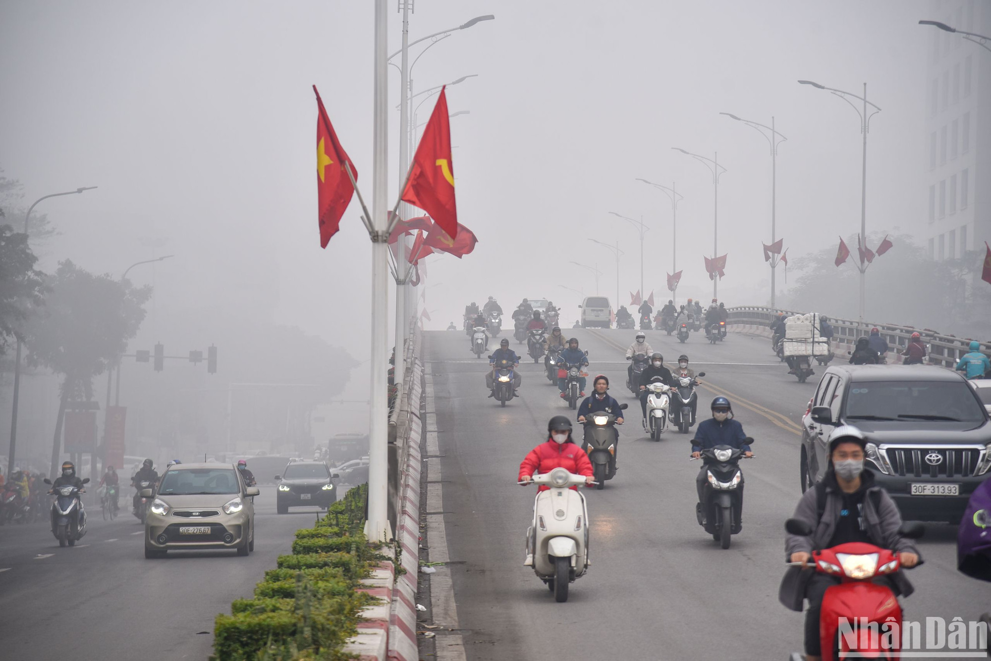 Đến khoảng hơn 9h00 sáng, tại tuyến phố Kim Mã, quận Ba Đình (Hà Nội) sương mù vẫn bao phủ dày đặc.