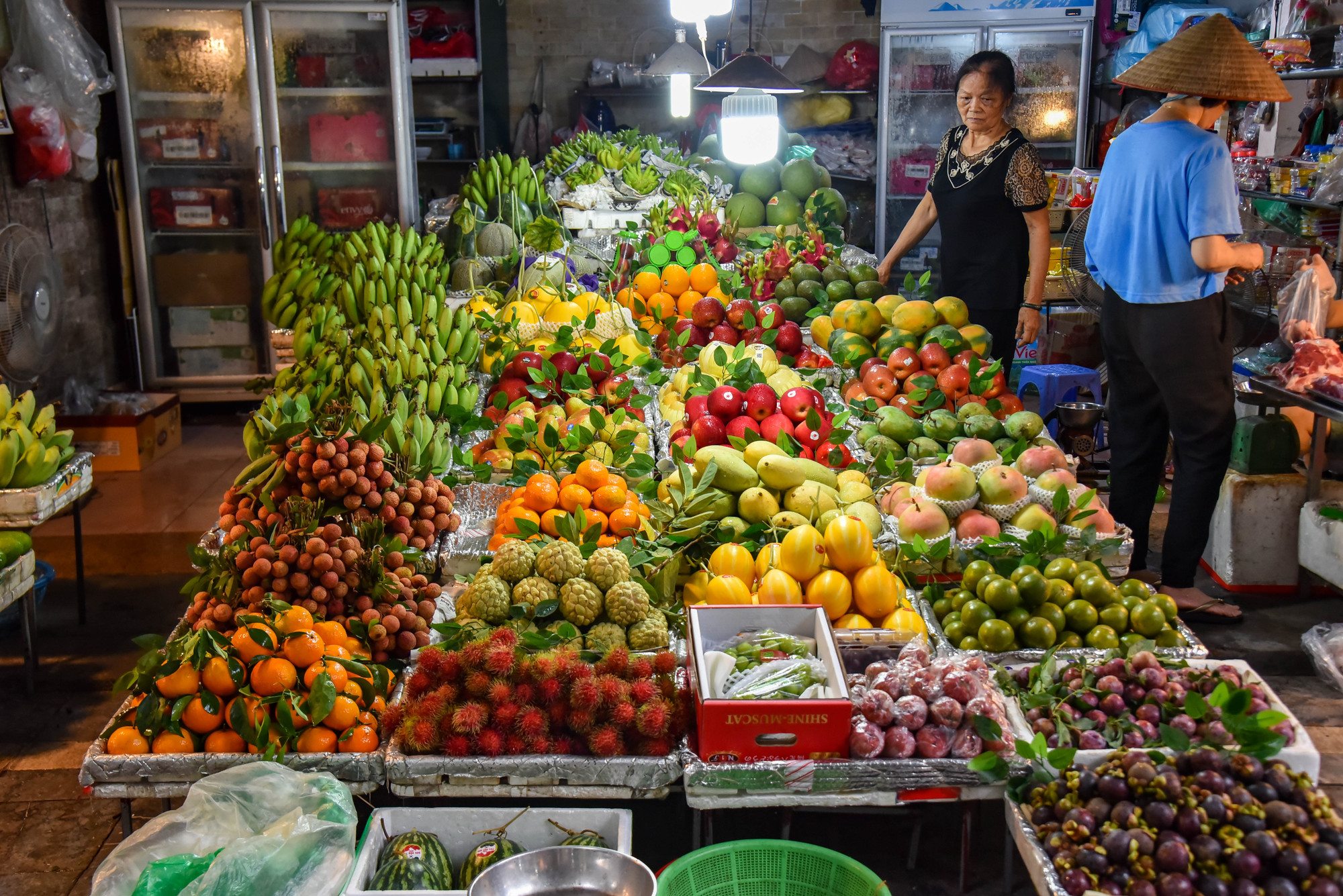 Tại đây cũng có rất nhiều mặt hàng hoa quả đa dạng với đầy đủ màu sắc được bày bán từ sớm. Hôm nay tại chợ bán đa phần là những loại quả như: mận, vải, na… để bày biện mâm ngũ quả cúng Tết Đoan Ngọ. Tại đây cũng có rất nhiều mặt hàng hoa quả đa dạng với đầy đủ màu sắc được bày bán từ sớm. Hôm nay tại chợ bán đa phần là những loại quả như: mận, vải, na… để bày biện mâm ngũ quả cúng Tết Đoan Ngọ.