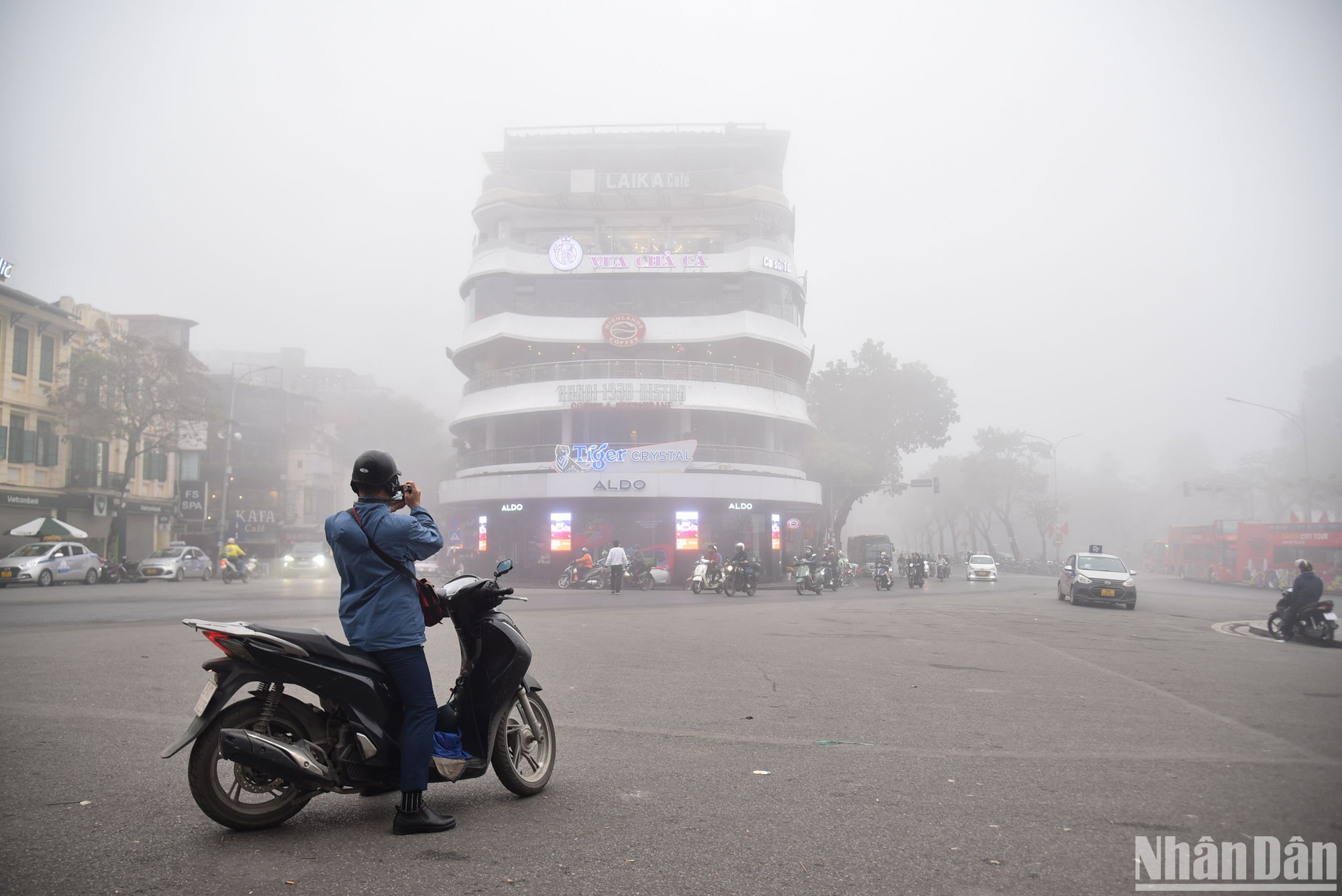 Tại khu vực Quảng trường Đông Kinh Nghĩa Thục sáng nay dày đặc sương mù, tầm nhìn xa bị hạn chế.