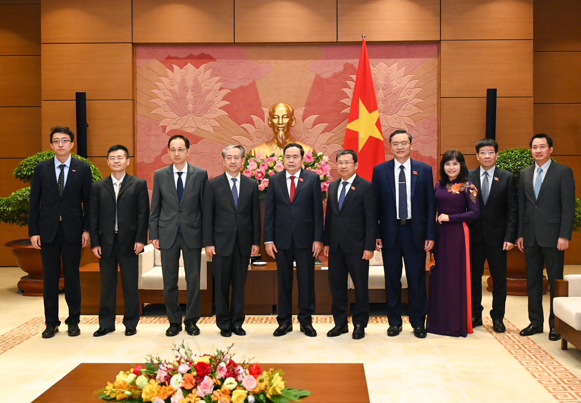 Chủ tịch Quốc hội Trần Thanh Mẫn và Đại sứ Trung Quốc Hùng Ba cùng đại biểu hai nước chụp ảnh lưu niệm tại cuộc tiếp. Chủ tịch Quốc hội Trần Thanh Mẫn và Đại sứ Trung Quốc Hùng Ba cùng đại biểu hai nước chụp ảnh lưu niệm tại cuộc tiếp.