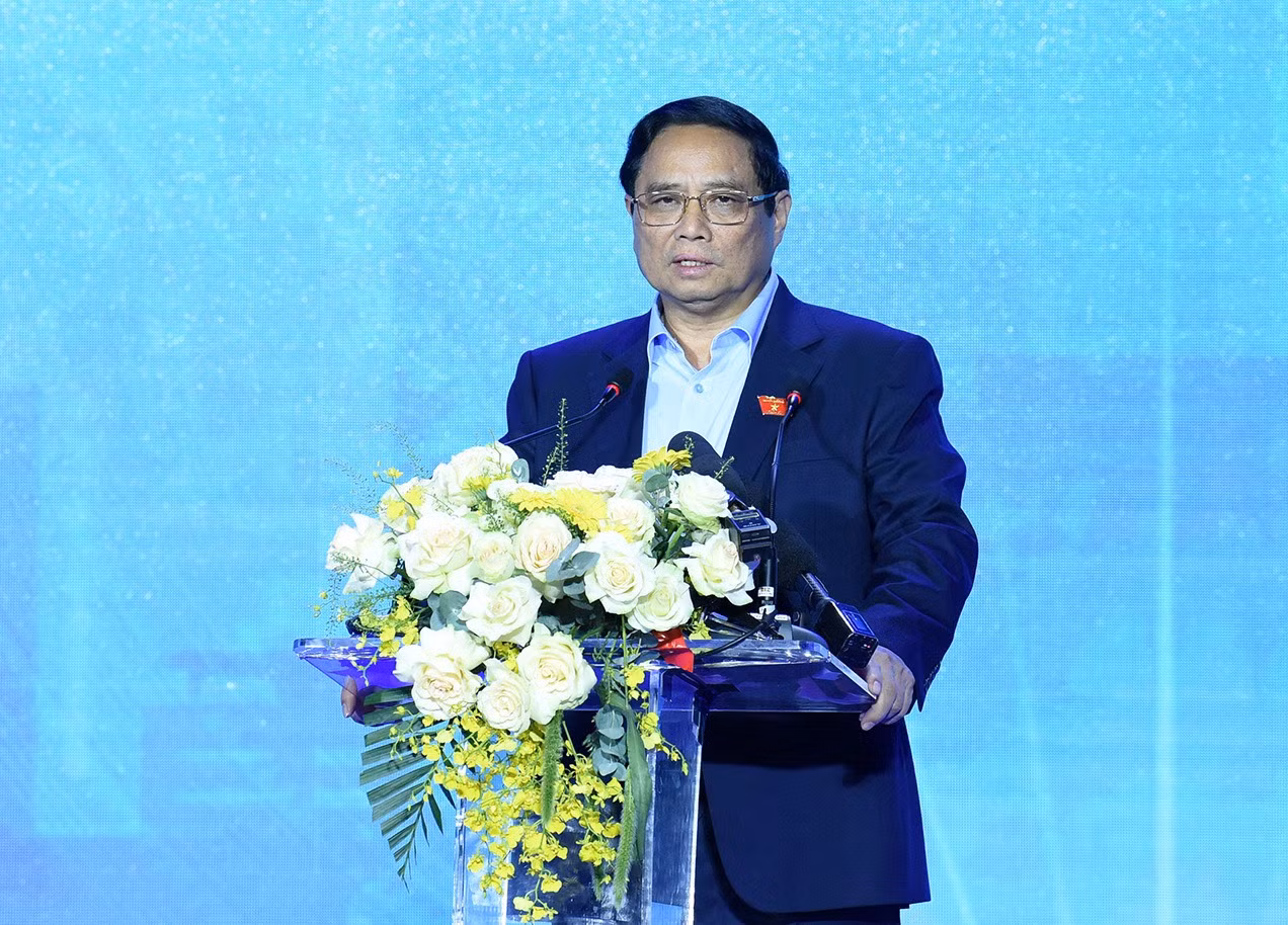 Thủ tướng Chính phủ Phạm Minh Chính phát biểu chỉ đạo Hội nghị. Thủ tướng ghi nhận, biểu dương những nỗ lực, cố gắng và kết quả đạt được của thành phố Hà Nội trong triển khai Đề án 06 thời gian qua.