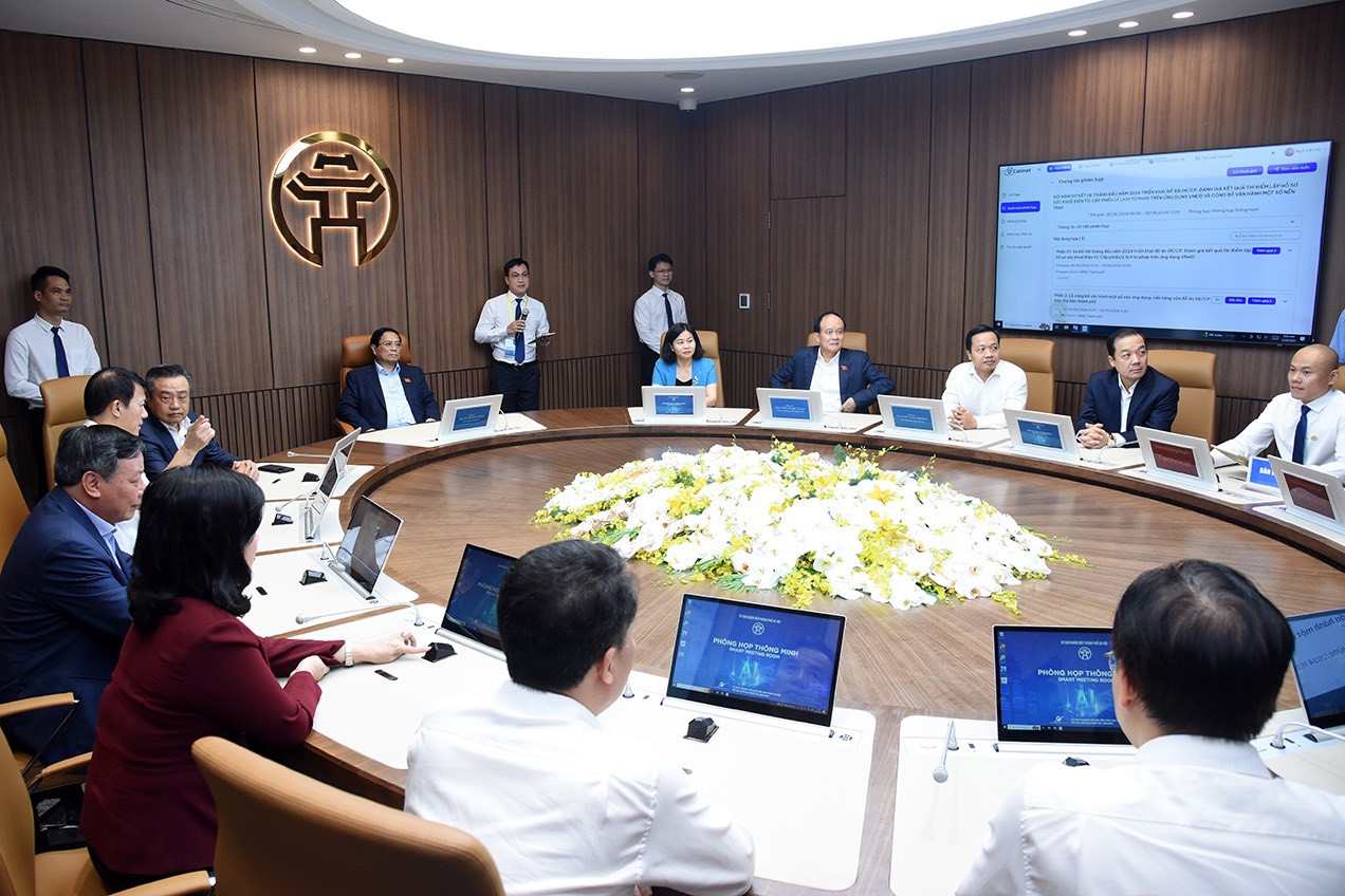 Thủ tướng Phạm Minh Chính và các đại biểu trải nghiệm các ứng dụng phòng họp thông minh của thành phố Hà Nội.