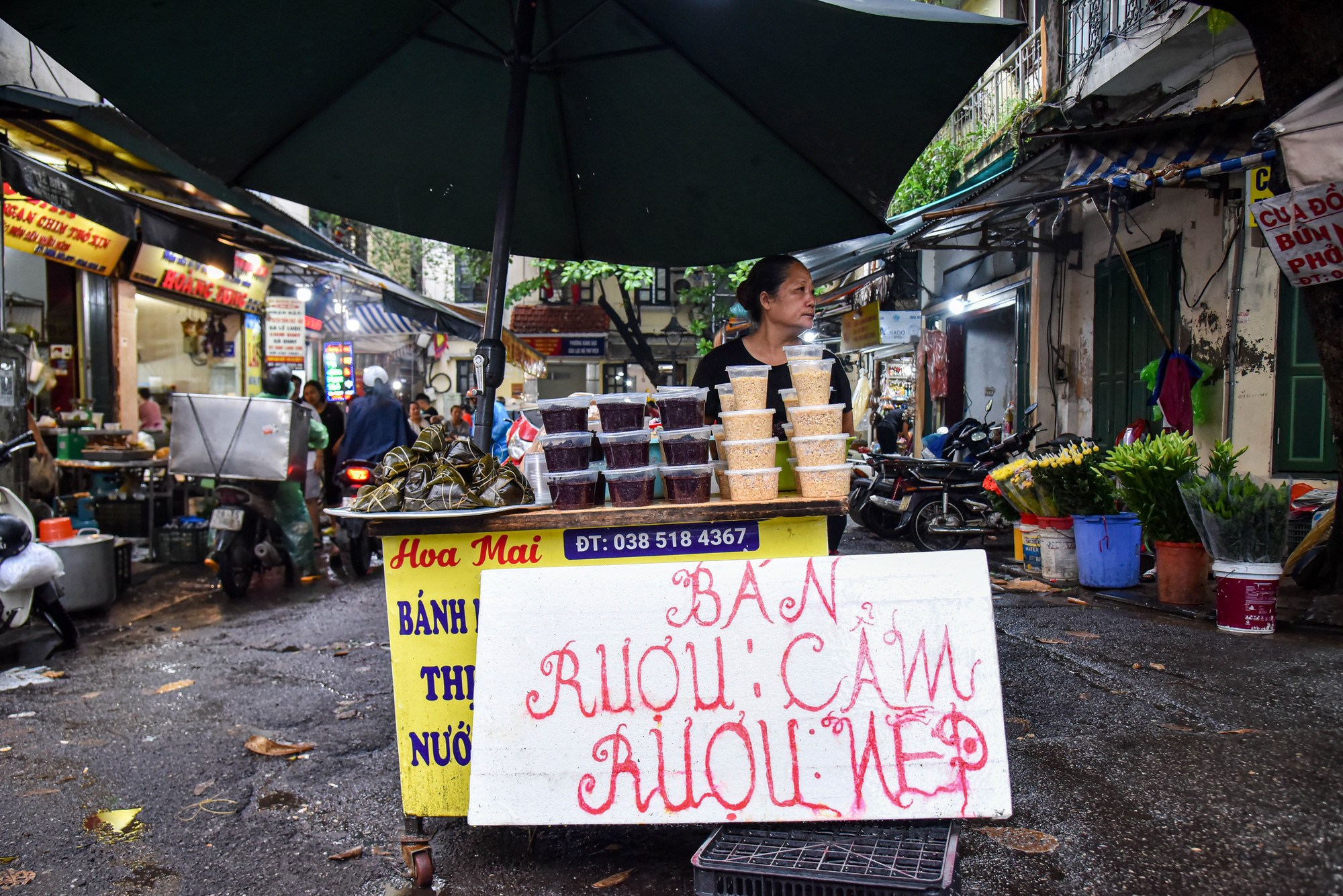 Theo tiểu thương ở chợ Hàng Bè, rượu nếp năm nay có giá bán dao động từ 80.000 đồng cho đến 100.000 đồng/kg. Theo tiểu thương ở chợ Hàng Bè, rượu nếp năm nay có giá bán dao động từ 80.000 đồng cho đến 100.000 đồng/kg.