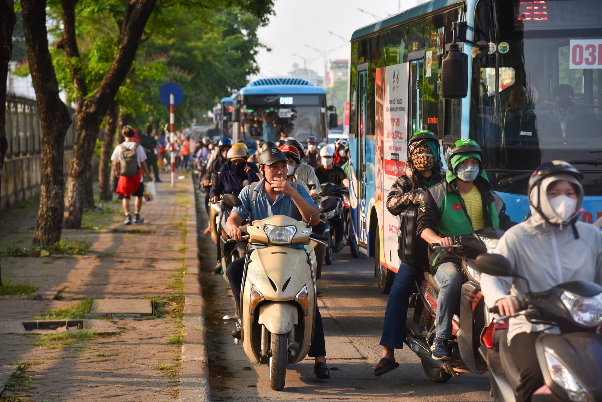 Theo Trung tâm Dự báo khí tượng thủy văn quốc gia, hôm nay, Hà Nội nắng nóng lên đến 39 độ C khiến việc di chuyển về quê của người dân gặp nhiều khó khăn.