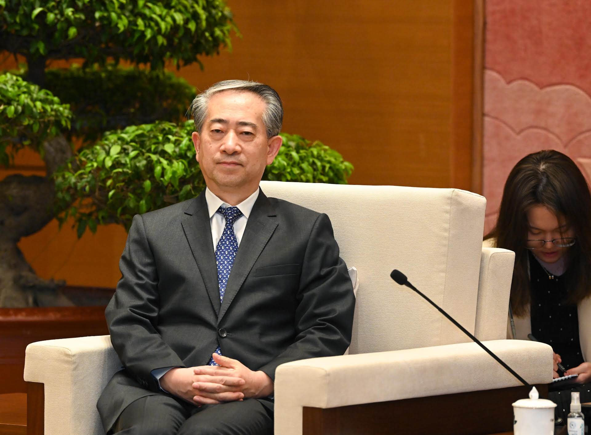 Đại sứ Trung Quốc Hùng Ba phát biểu tại cuộc tiếp. Đại sứ Trung Quốc Hùng Ba phát biểu tại cuộc tiếp.