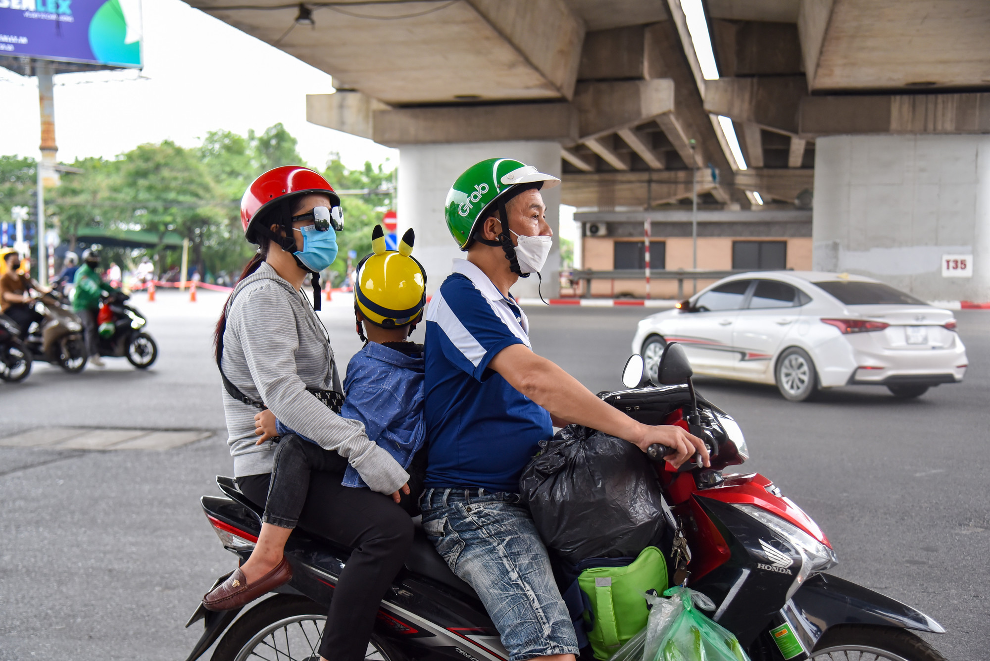 Người dân lỉnh kỉnh đồ đạc, tay xách nách mang trên đường quay trở lại Thủ đô. Người dân lỉnh kỉnh đồ đạc, tay xách nách mang trên đường quay trở lại Thủ đô.