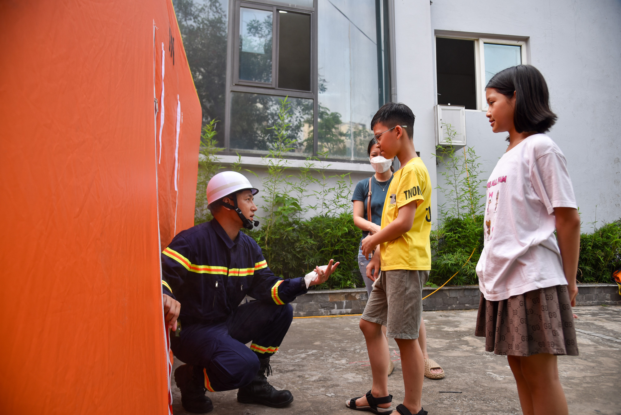 Người dân sẽ được nghe hướng dẫn thoát nạn trong môi trường nhiều khói. Được biết đây là một kỹ năng rất quan trọng vì theo thống kê có đến 80% người dân bị ngạt khói trong quá trình chạy thoát khỏi đám cháy.