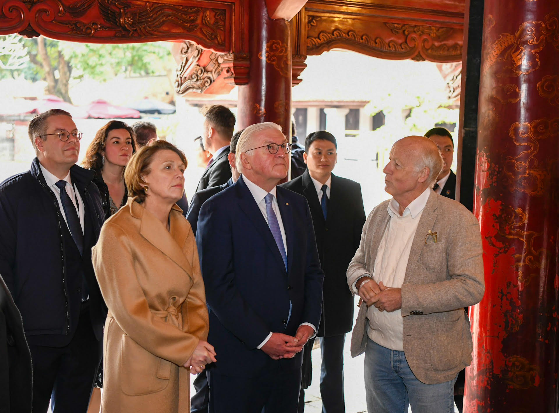 Tổng thống Cộng hòa Liên bang Đức và Phu nhân nghe giới thiệu về Văn Miếu - Quốc Tử Giám.